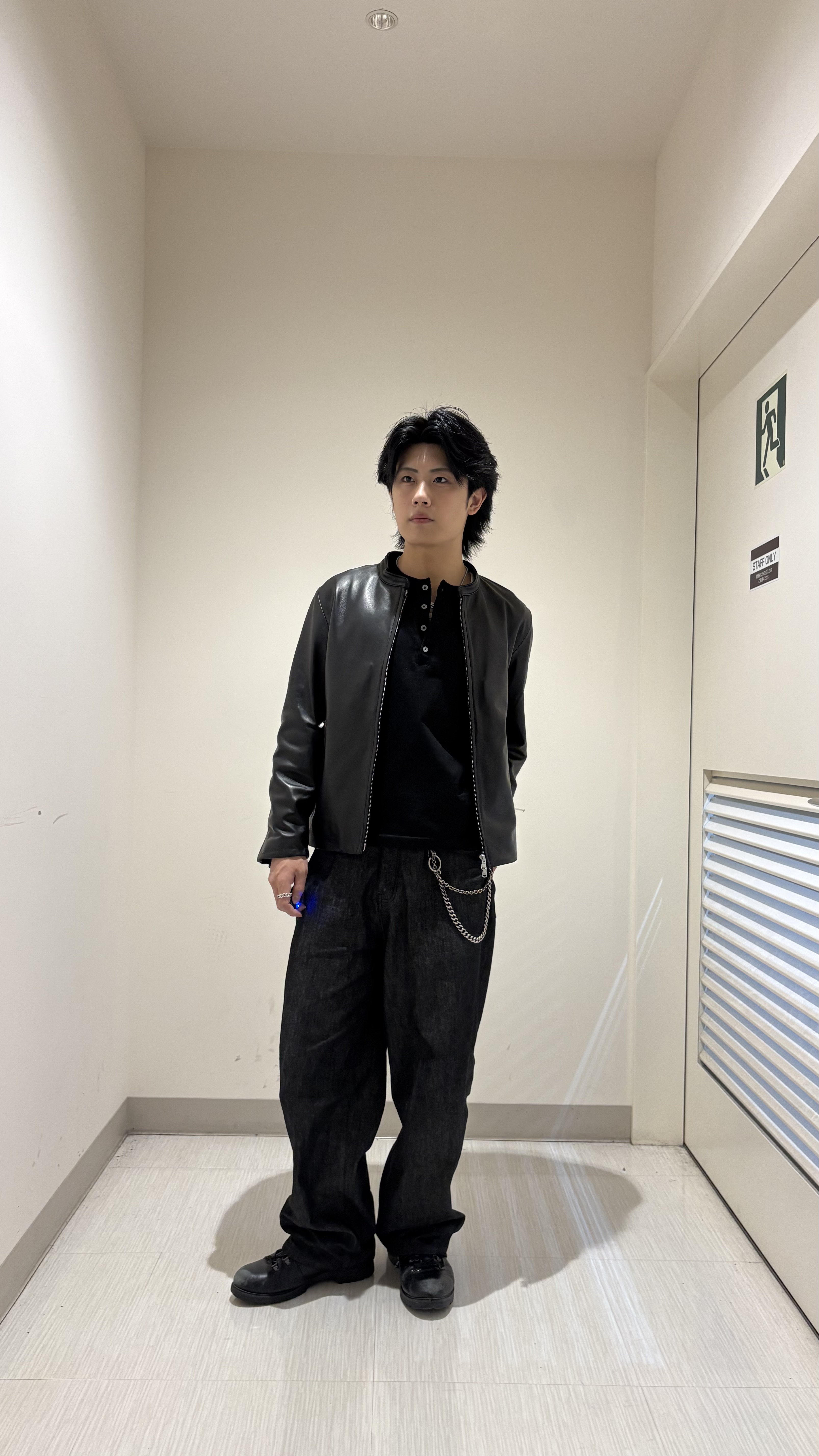 辻一樹さんの「tk.TAKEO KIKUCHI｜【色褪せしにくいデニム】Comfy Fadeless Denim Seriesバレルデニム」を使ったコーディネート