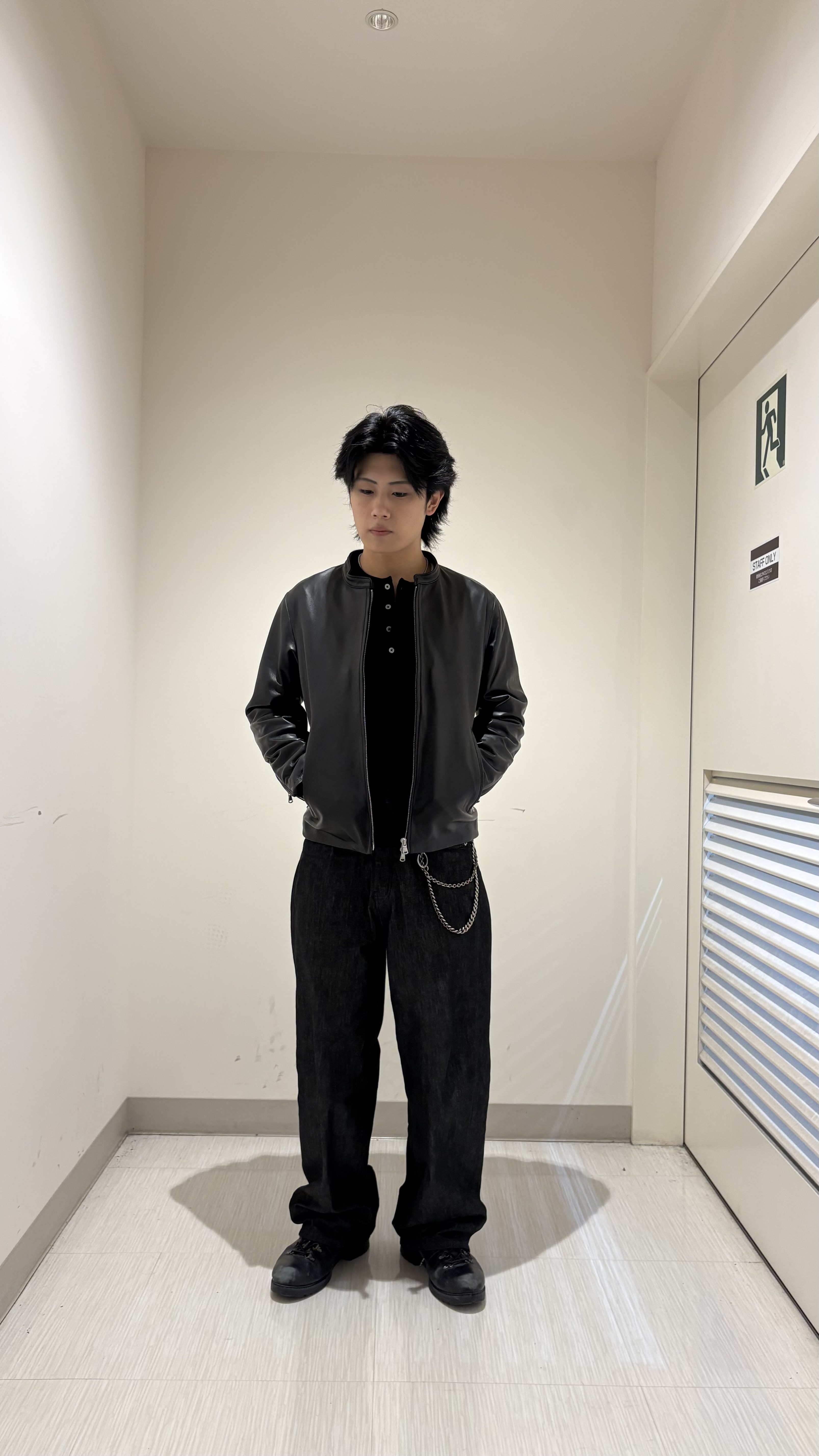 辻一樹さんの「tk.TAKEO KIKUCHI｜【色褪せしにくいデニム】Comfy Fadeless Denim Seriesバレルデニム」を使ったコーディネート