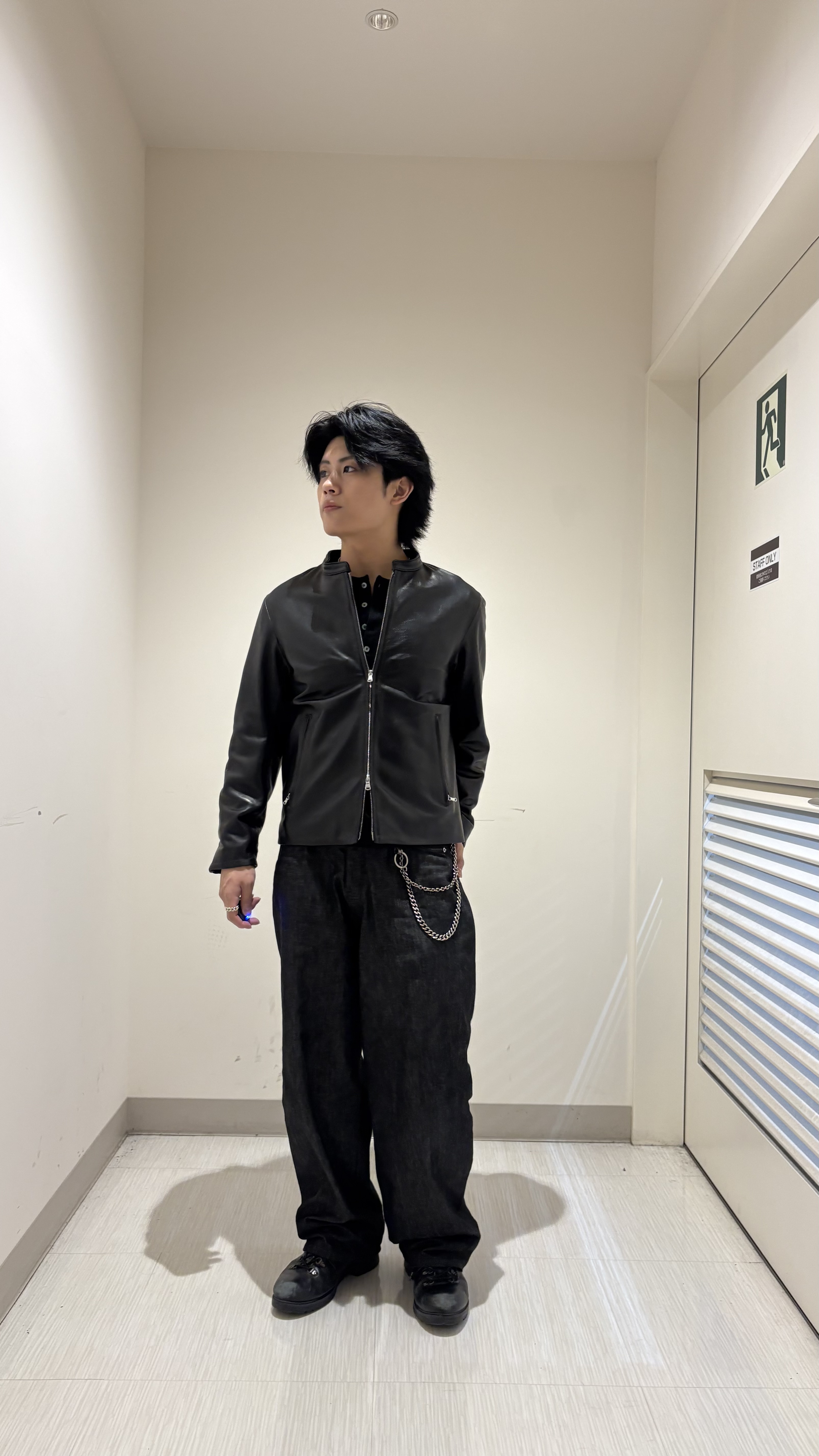 辻一樹さんの「tk.TAKEO KIKUCHI｜【色褪せしにくいデニム】Comfy Fadeless Denim Seriesバレルデニム」を使ったコーディネート