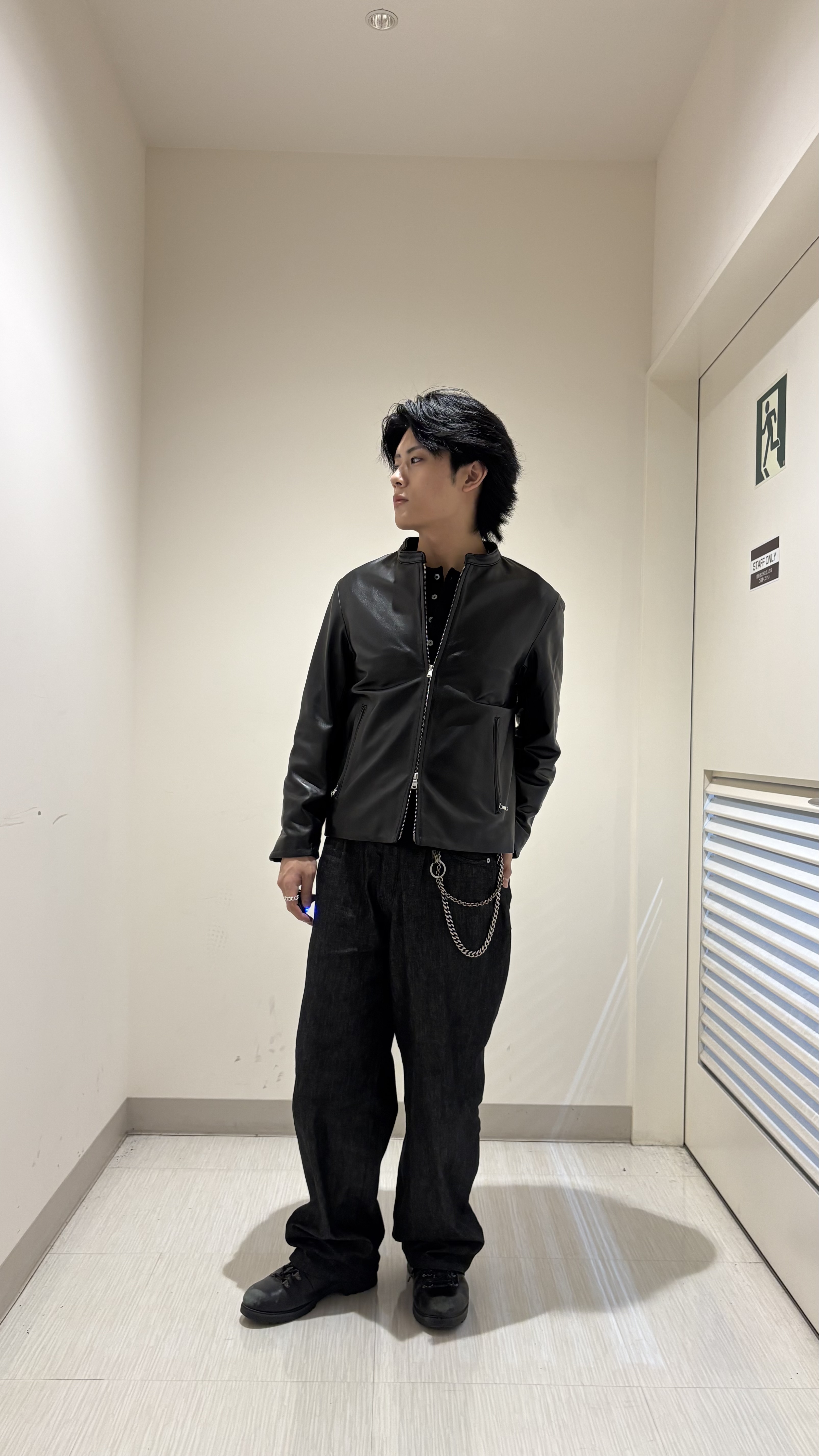 辻一樹さんの「tk.TAKEO KIKUCHI｜【色褪せしにくいデニム】Comfy Fadeless Denim Seriesバレルデニム」を使ったコーディネート