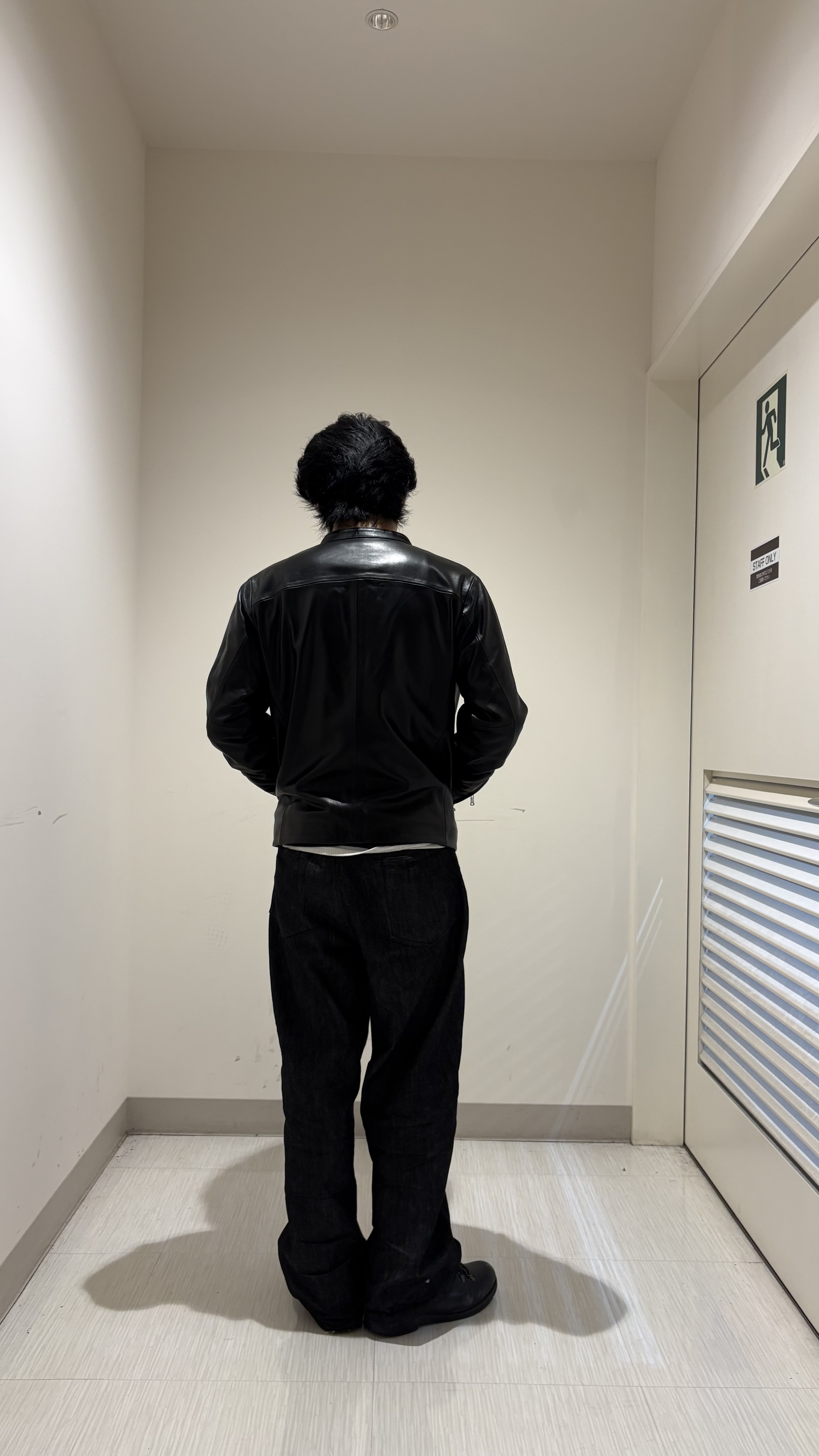辻一樹さんの「tk.TAKEO KIKUCHI｜【色褪せしにくいデニム】Comfy Fadeless Denim Seriesバレルデニム」を使ったコーディネート