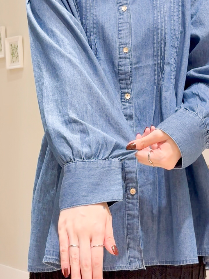 Mayuさんの「grove｜軽やかなデニムで、女性らしく　ピンタックデニムダンガリーブラウス」を使ったコーディネート