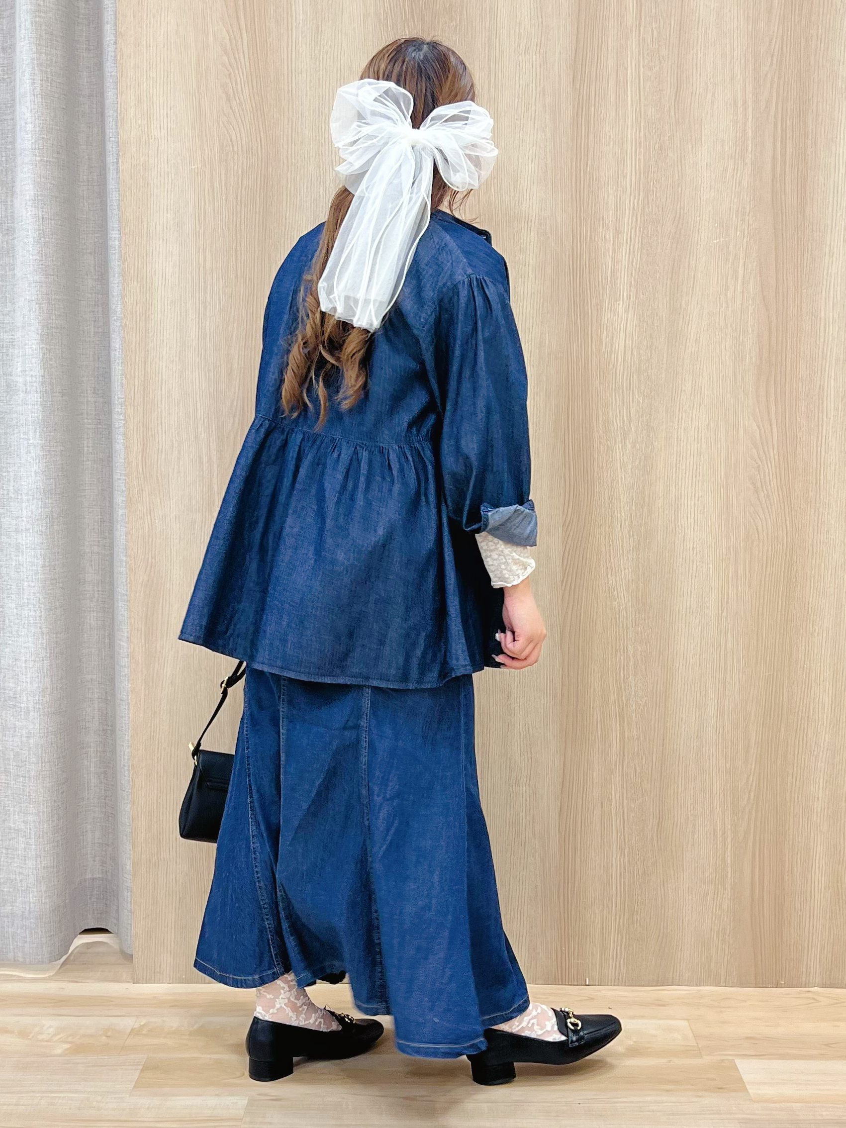 みことさんの「grove｜軽やかなデニムで、女性らしく　ピンタックデニムダンガリーブラウス」を使ったコーディネート