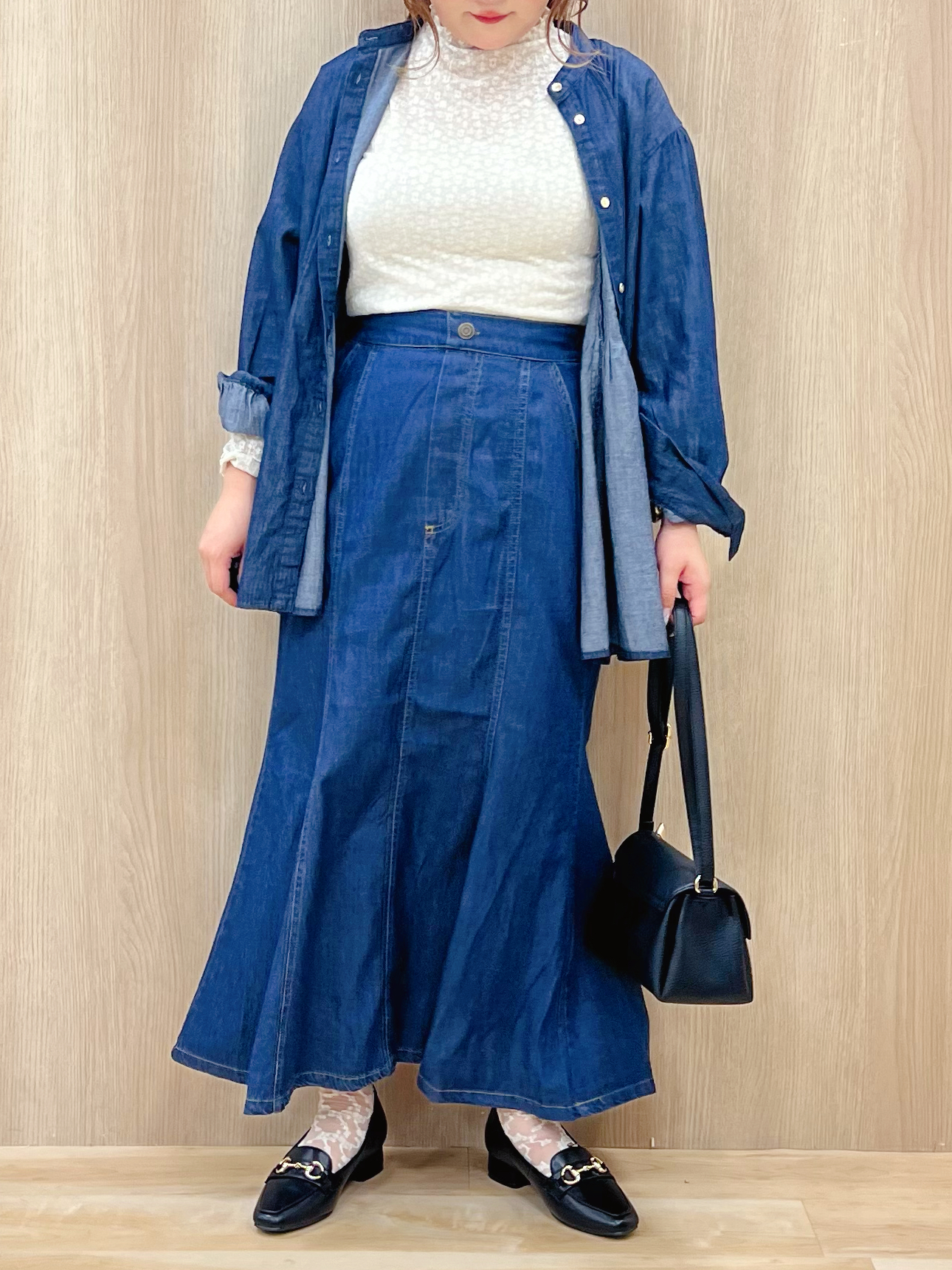 みことさんの「grove｜軽やかなデニムで、女性らしく　ピンタックデニムダンガリーブラウス」を使ったコーディネート