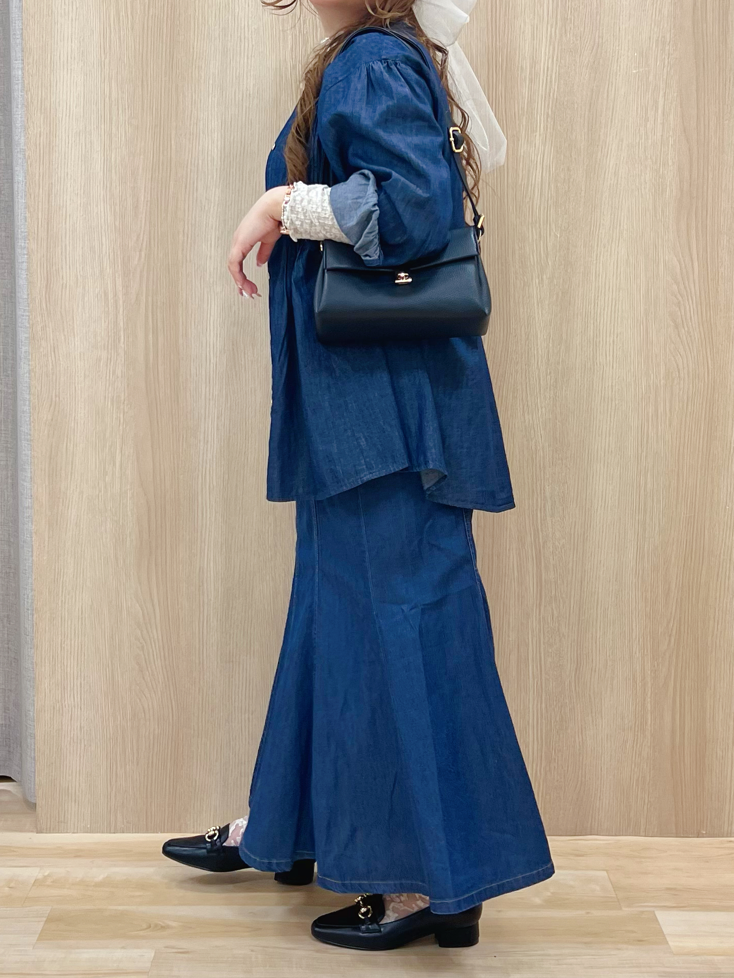 みことさんの「grove｜軽やかなデニムで、女性らしく　ピンタックデニムダンガリーブラウス」を使ったコーディネート