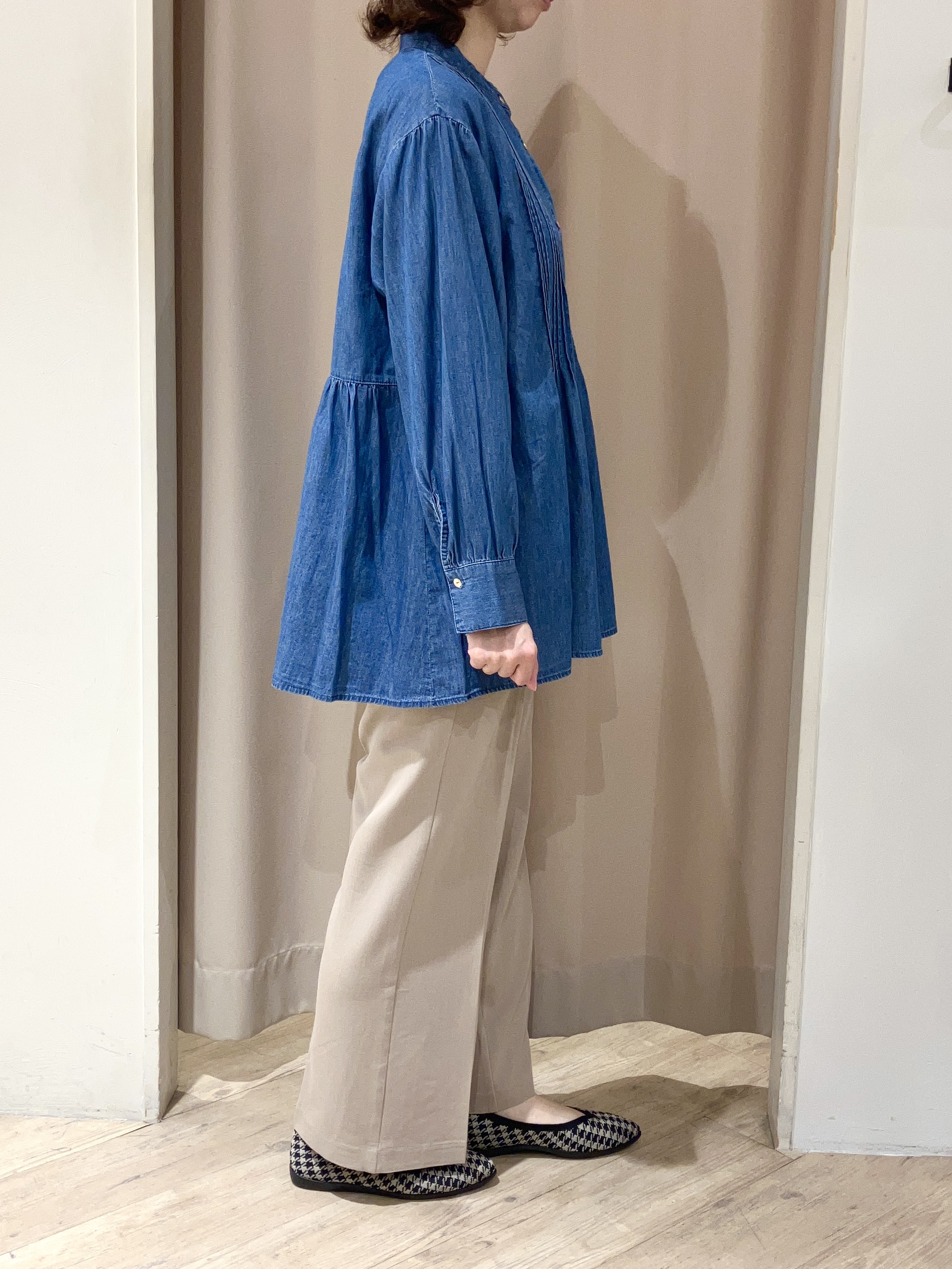 kimiさんの「grove｜軽やかなデニムで、女性らしく　ピンタックデニムダンガリーブラウス」を使ったコーディネート