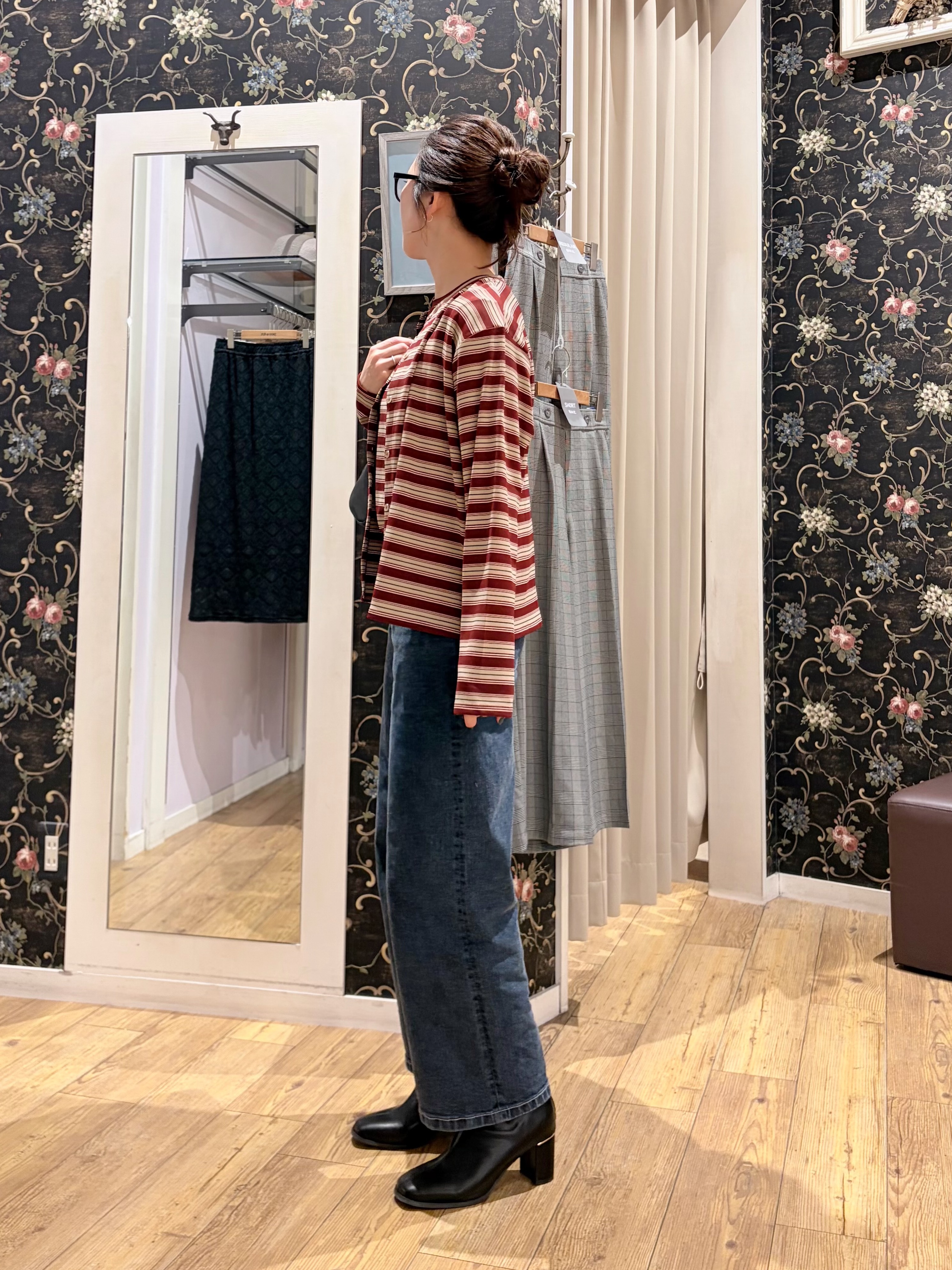 おうめさんの「SHOO･LA･RUE｜【2点セット/洗濯機可】マルチボーダーTシャツ+カーディガン」を使ったコーディネート