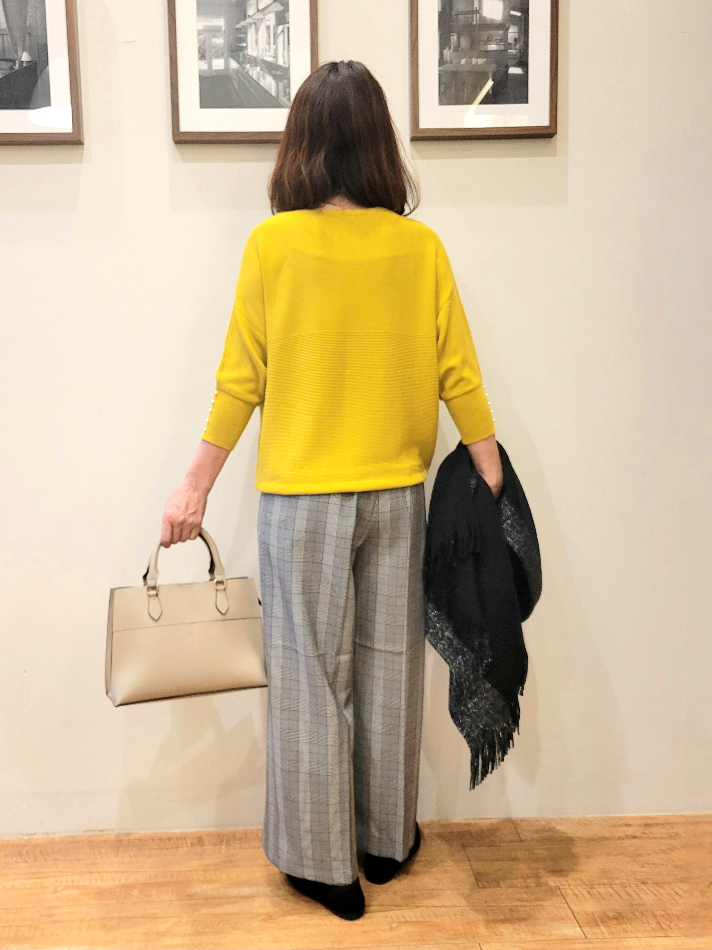 ユウさんの「SHOO･LA･RUE｜【毛玉になりにくい】パール調ボタンが女性らしさをプラス ガーター切替 7分袖ドルマンニット」を使ったコーディネート