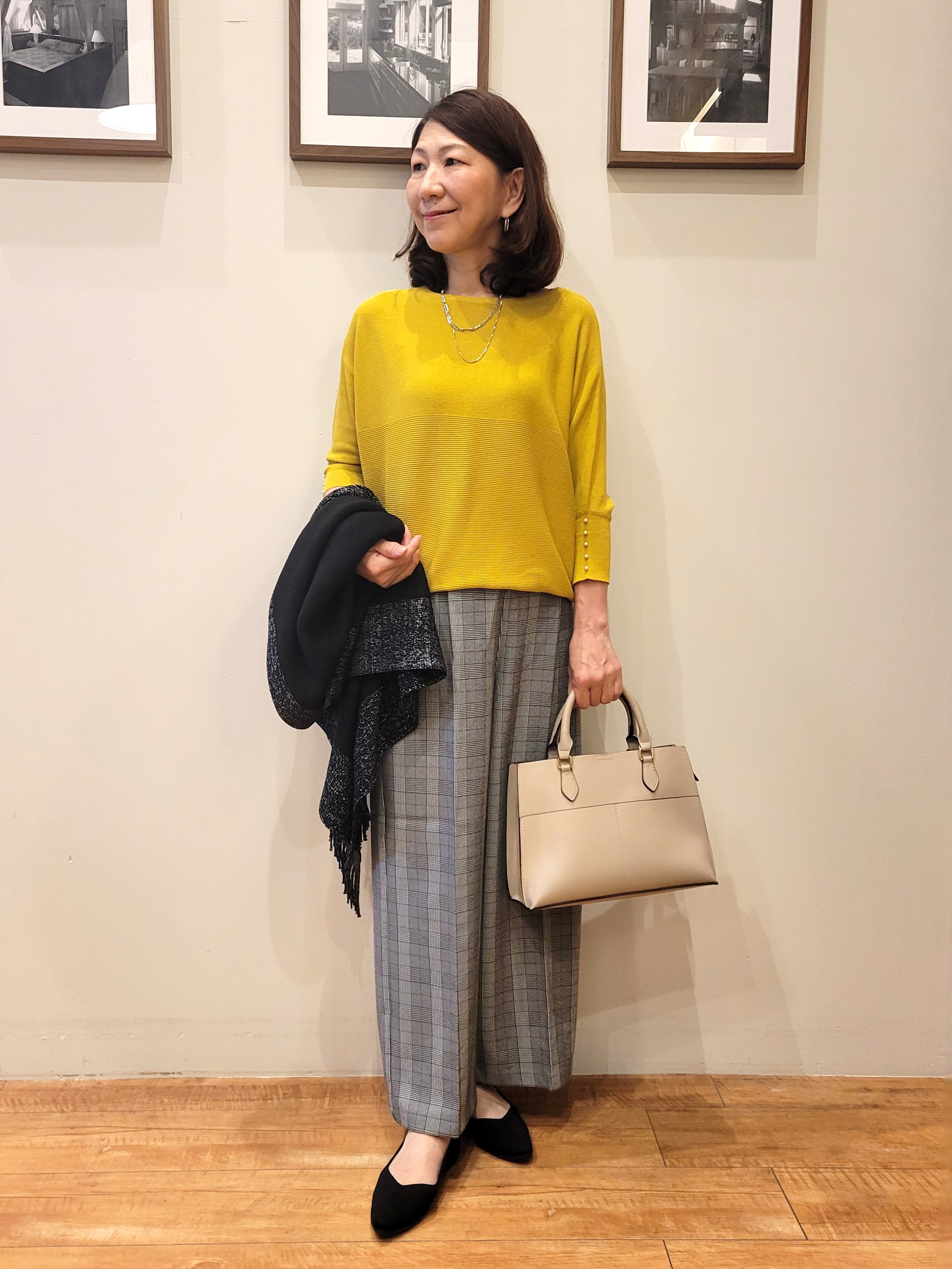 ユウさんの「SHOO･LA･RUE｜【毛玉になりにくい】パール調ボタンが女性らしさをプラス ガーター切替 7分袖ドルマンニット」を使ったコーディネート