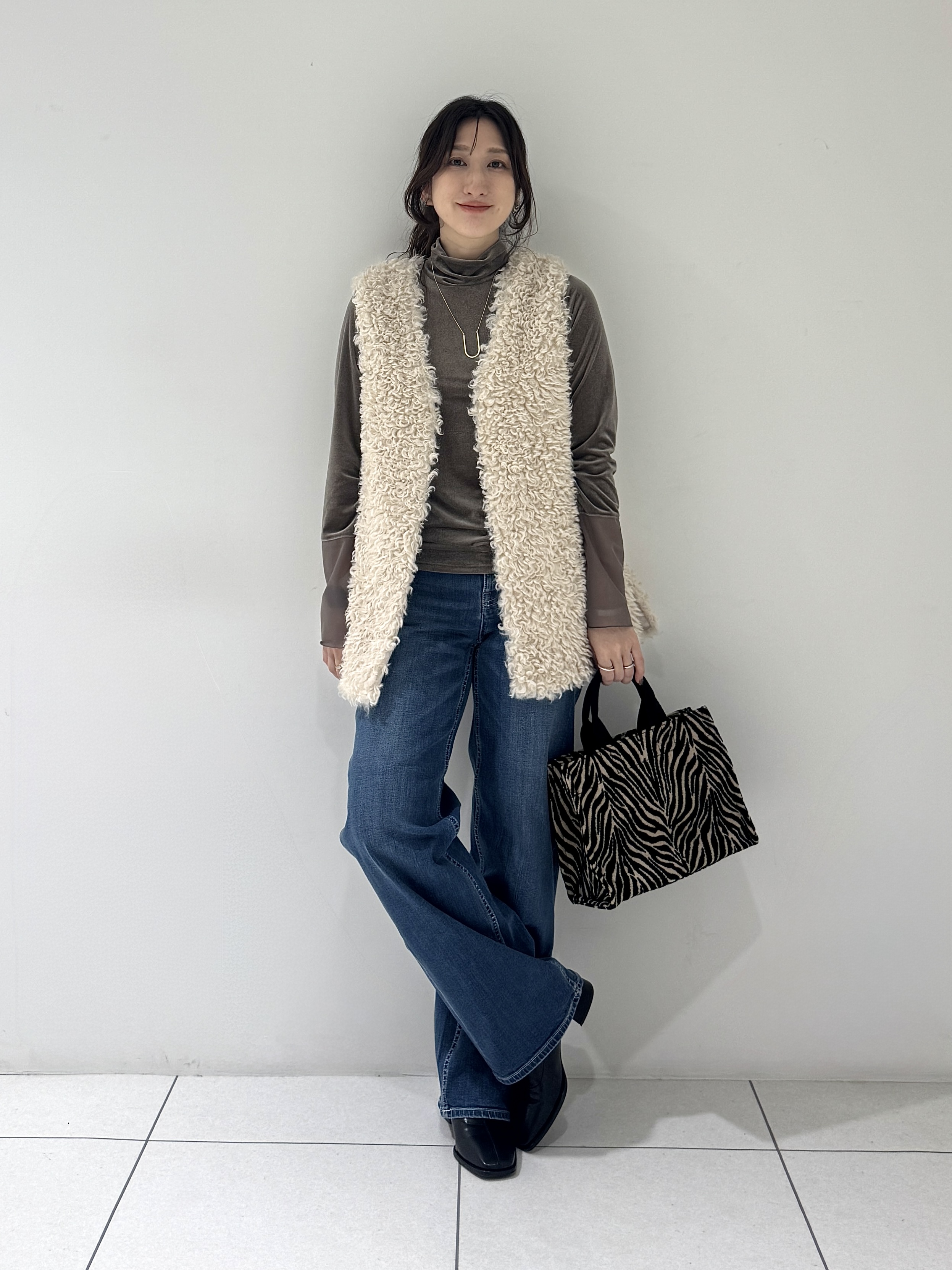そんさんの「INDIVI｜【羽織るだけでお洒落】カールエコファー ジレ」を使ったコーディネート