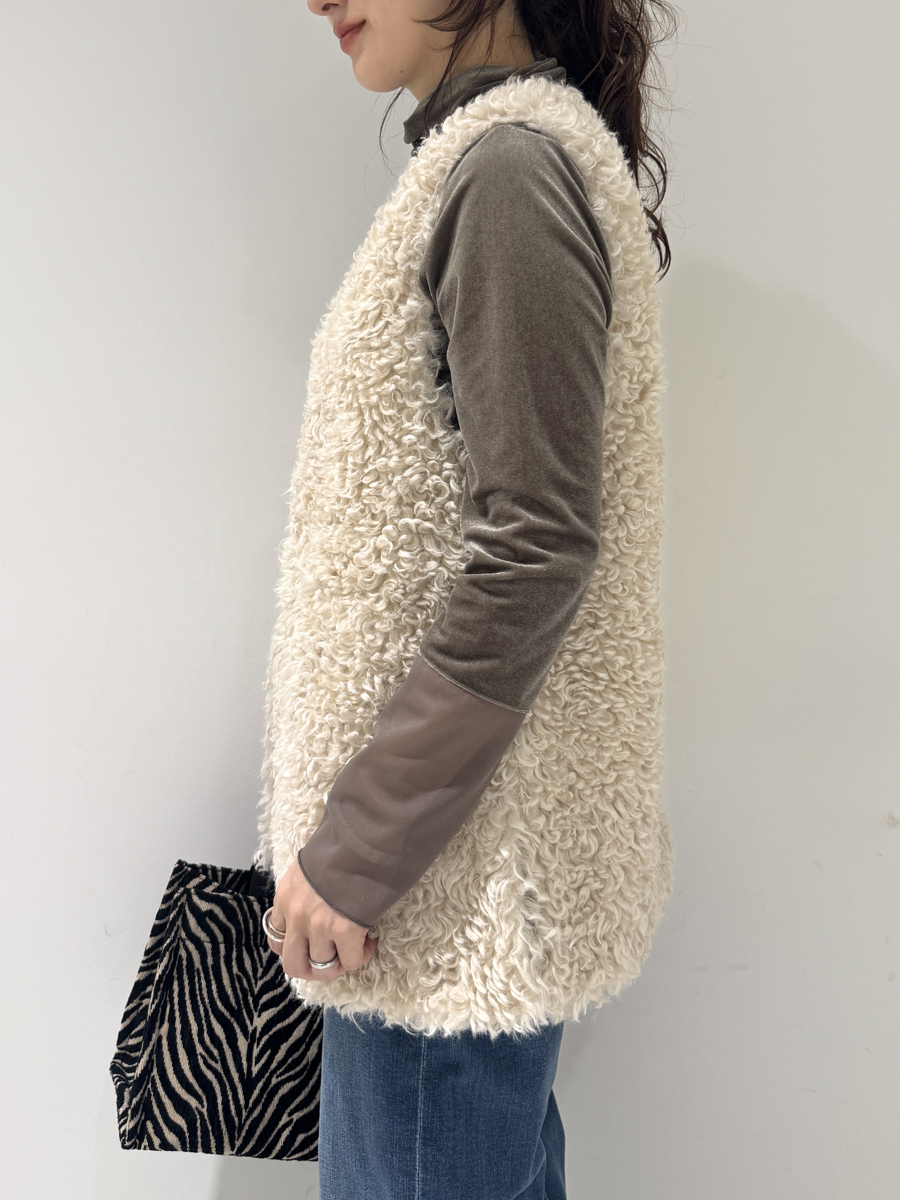 そんさんの「INDIVI｜【羽織るだけでお洒落】カールエコファー ジレ」を使ったコーディネート