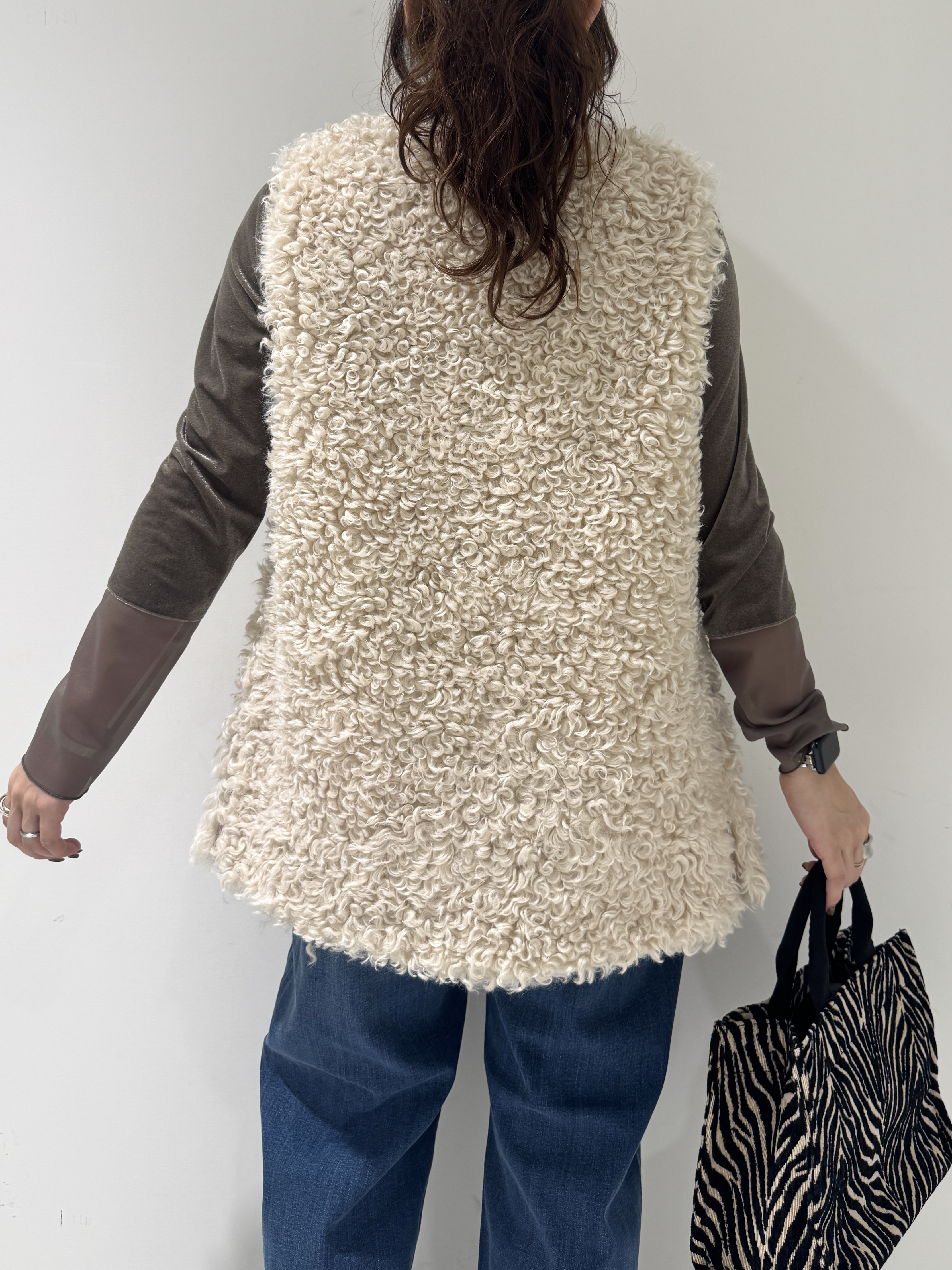 そんさんの「INDIVI｜【羽織るだけでお洒落】カールエコファー ジレ」を使ったコーディネート