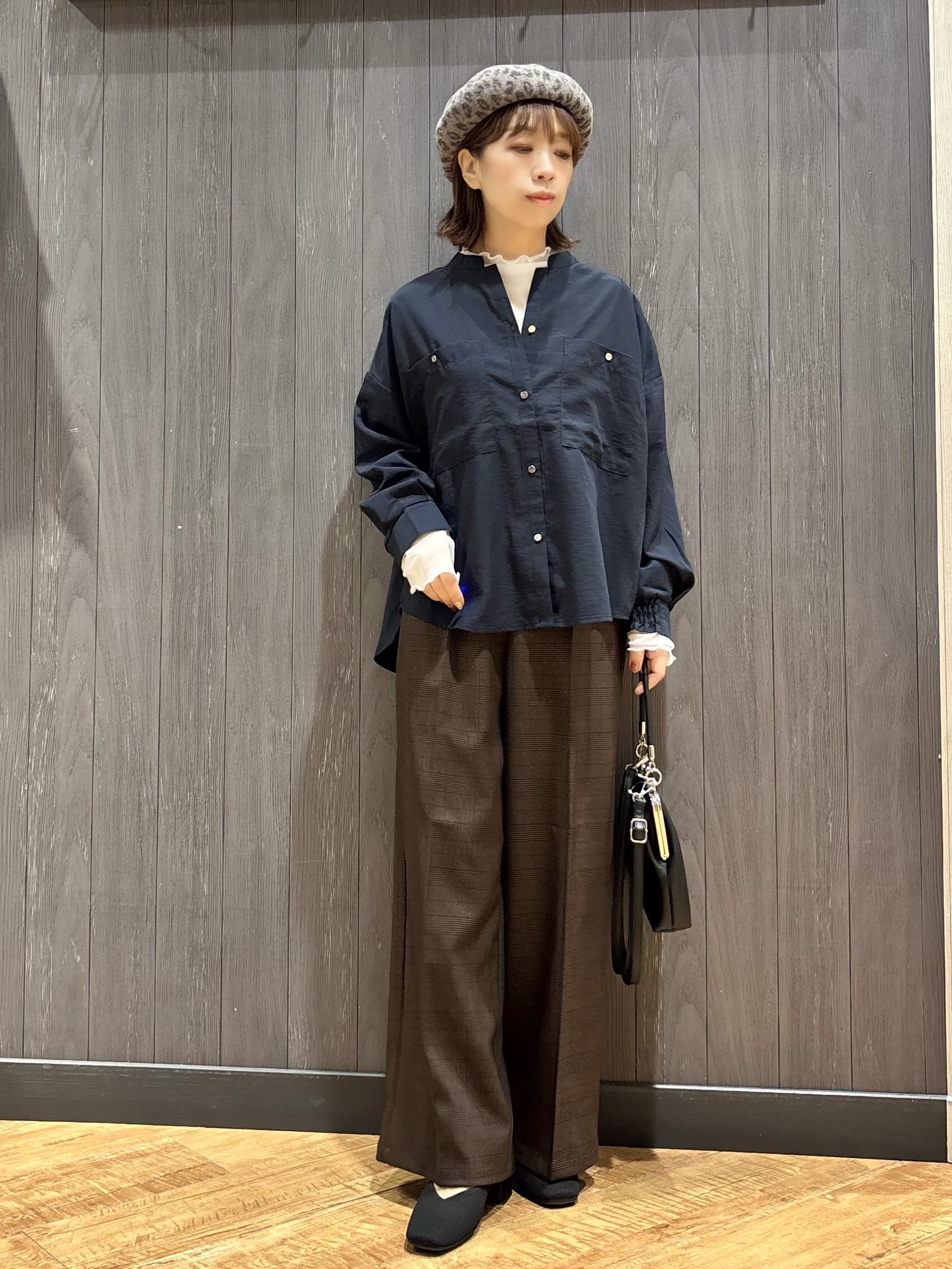 meiさんの「SHOO･LA･RUE｜【洗濯後しわになりにくい/S-LL】こなれ見え ゆるっと キーネック金ボタンポケットシャツ」を使ったコーディネート