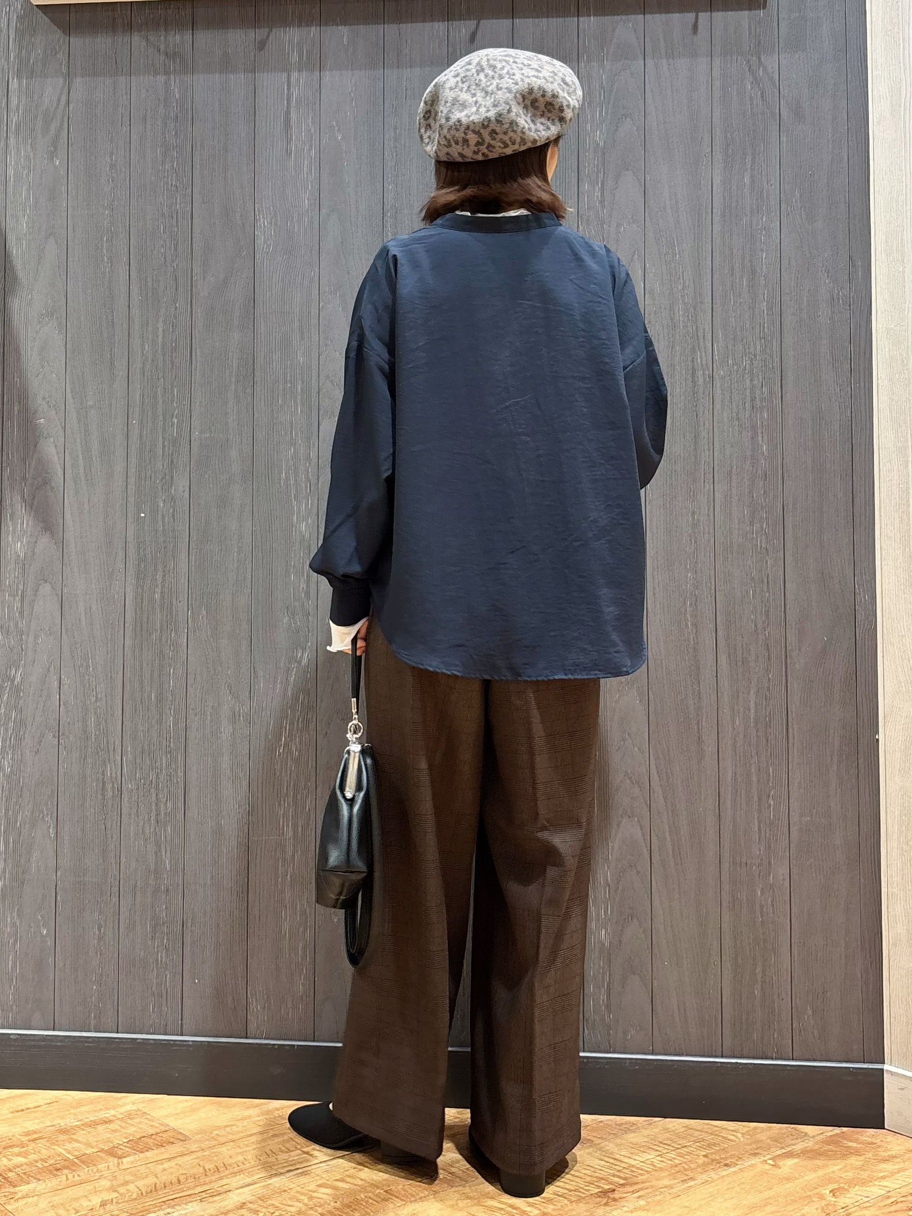 meiさんの「SHOO･LA･RUE｜【洗濯後しわになりにくい/S-LL】こなれ見え ゆるっと キーネック金ボタンポケットシャツ」を使ったコーディネート