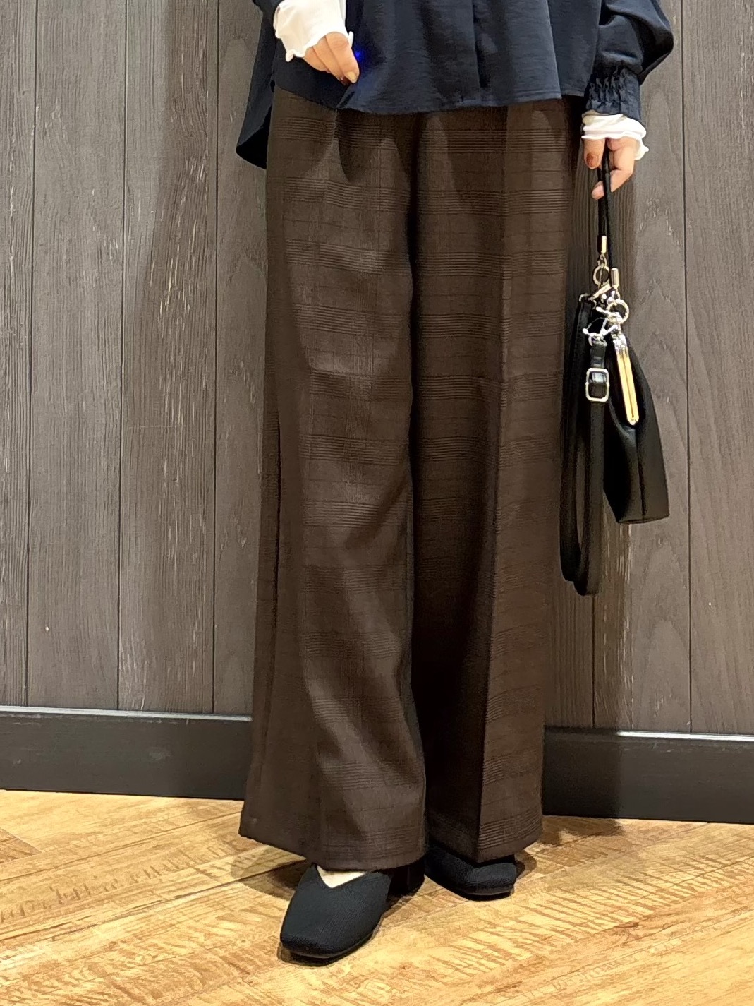 meiさんの「SHOO･LA･RUE｜【洗濯後しわになりにくい/S-LL】こなれ見え ゆるっと キーネック金ボタンポケットシャツ」を使ったコーディネート