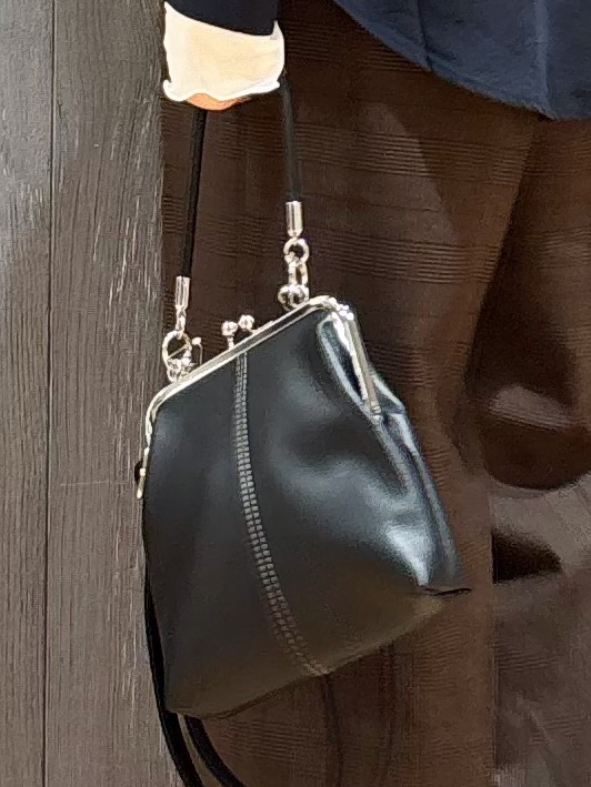 meiさんの「SHOO･LA･RUE｜【洗濯後しわになりにくい/S-LL】こなれ見え ゆるっと キーネック金ボタンポケットシャツ」を使ったコーディネート
