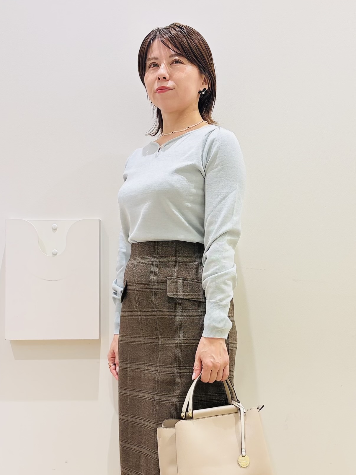 YUKOさんの「index｜ビジューパーツ付きハートネックニット【洗濯機OK／抗ピリング】」を使ったコーディネート