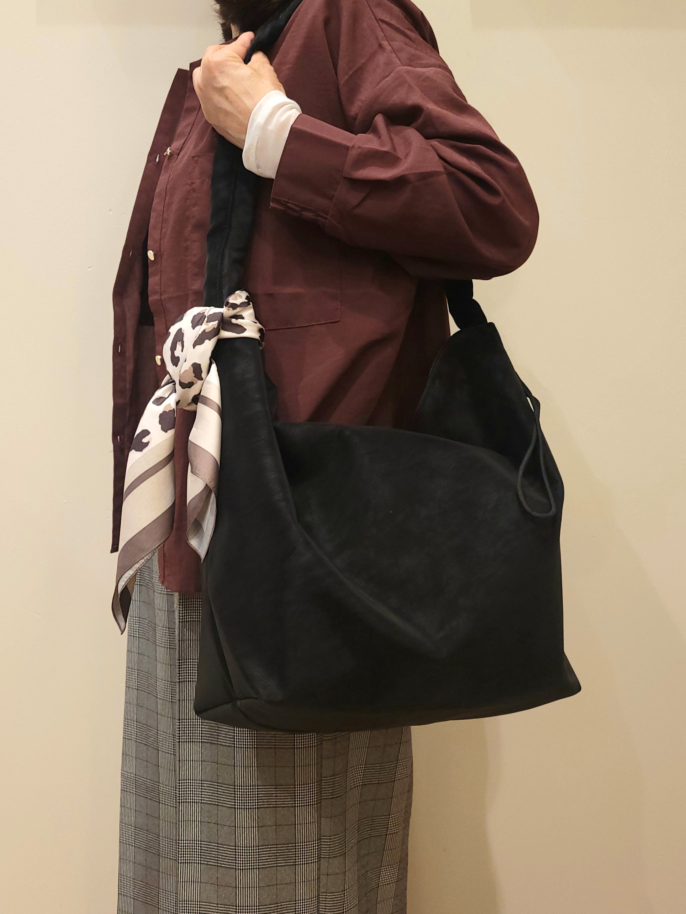 ユウさんの「SHOO･LA･RUE｜【洗濯後しわになりにくい/S-LL】こなれ見え ゆるっと キーネック金ボタンポケットシャツ」を使ったコーディネート