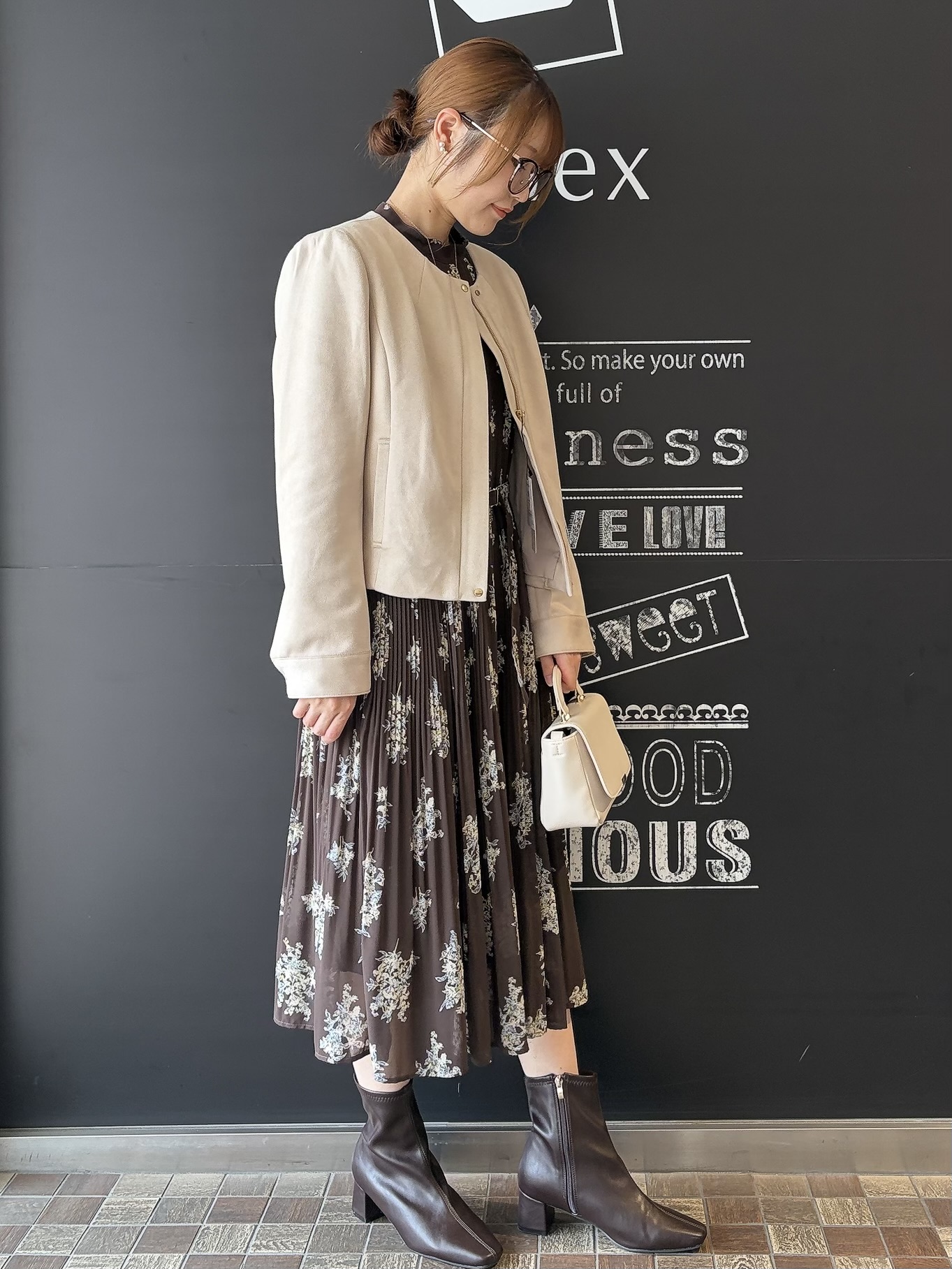 MOMOさんの「index｜【洗える】レザー調／スウェード風ノーカラーブルゾン」を使ったコーディネート