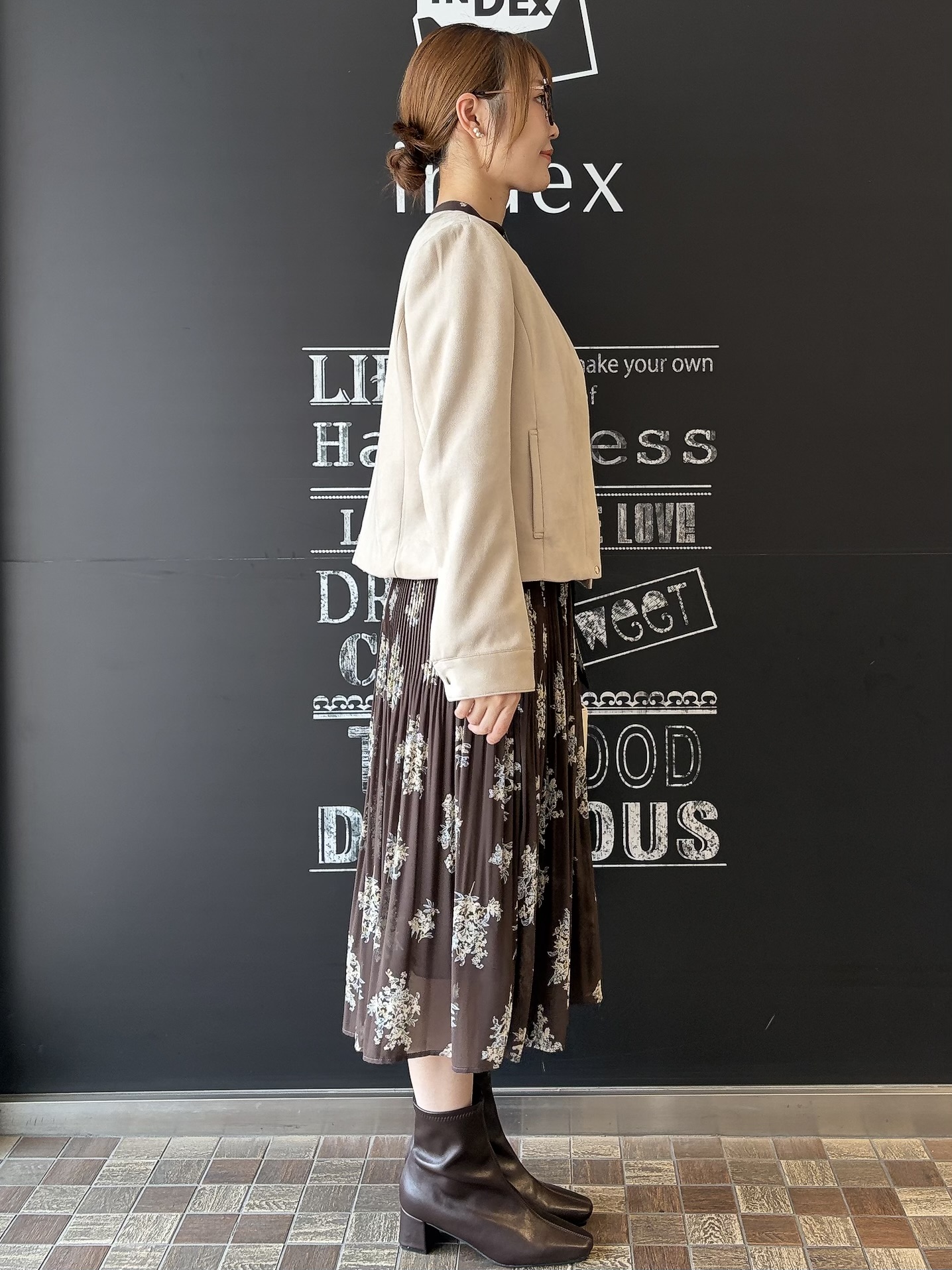 MOMOさんの「index｜【洗える】レザー調／スウェード風ノーカラーブルゾン」を使ったコーディネート