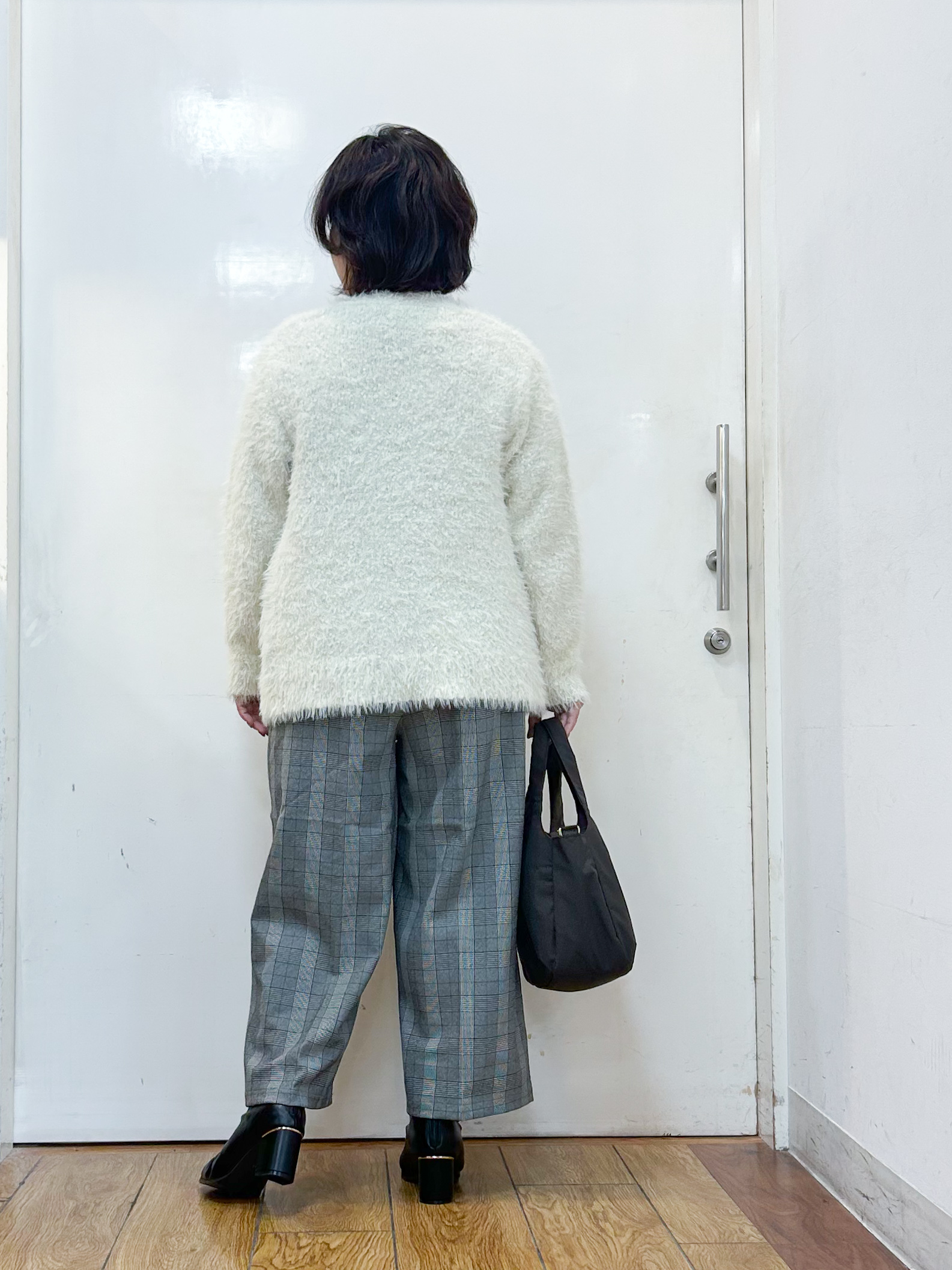 haruさんの「SHOO･LA･RUE｜【洗濯機可】ふわふわフェザーⅤネックカーディガン」を使ったコーディネート
