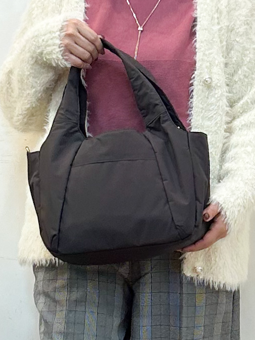 haruさんの「SHOO･LA･RUE｜【洗濯機可】ふわふわフェザーⅤネックカーディガン」を使ったコーディネート
