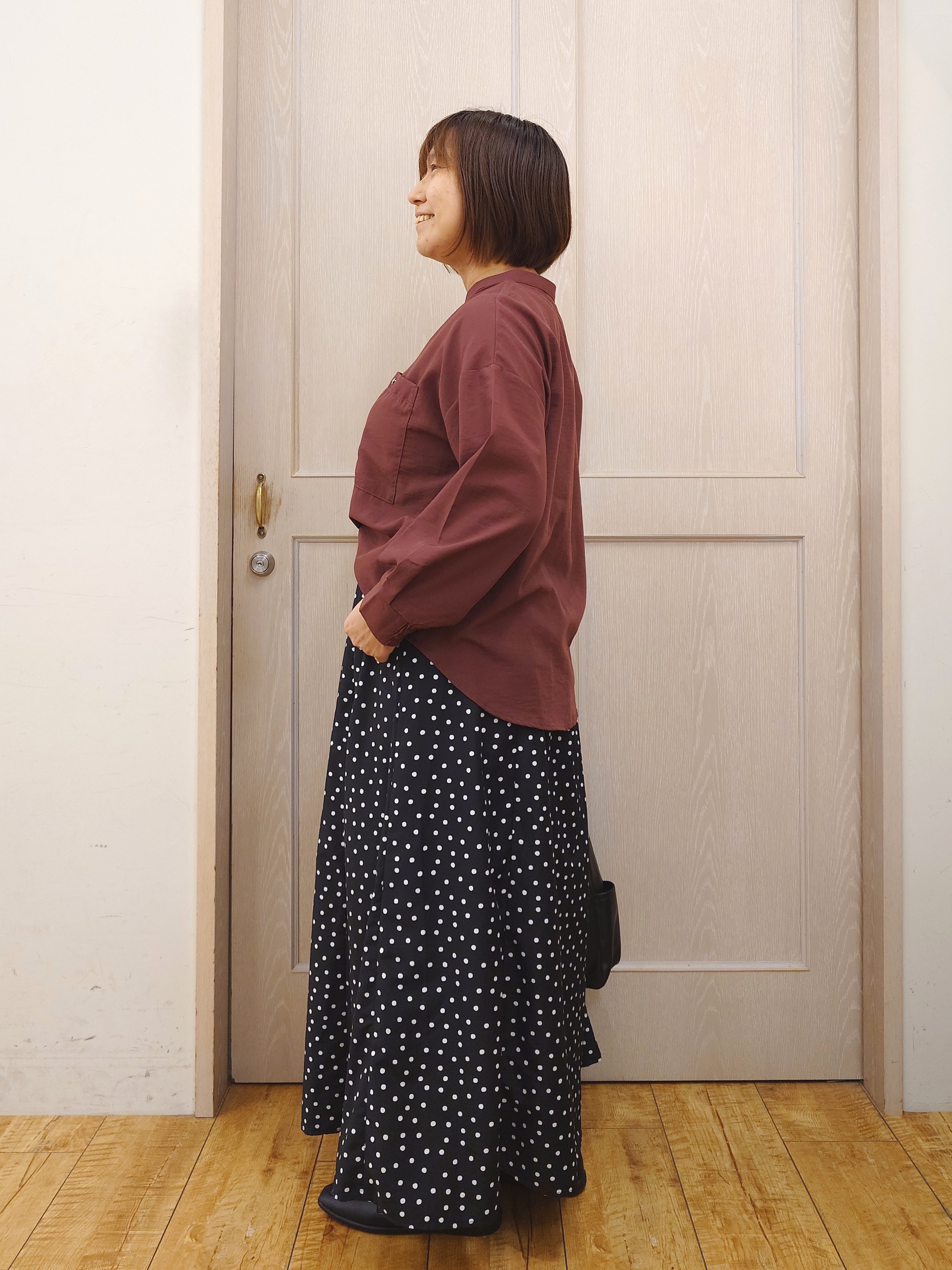 とろろさんの「SHOO･LA･RUE｜【洗濯後しわになりにくい/S-LL】こなれ見え ゆるっと キーネック金ボタンポケットシャツ」を使ったコーディネート