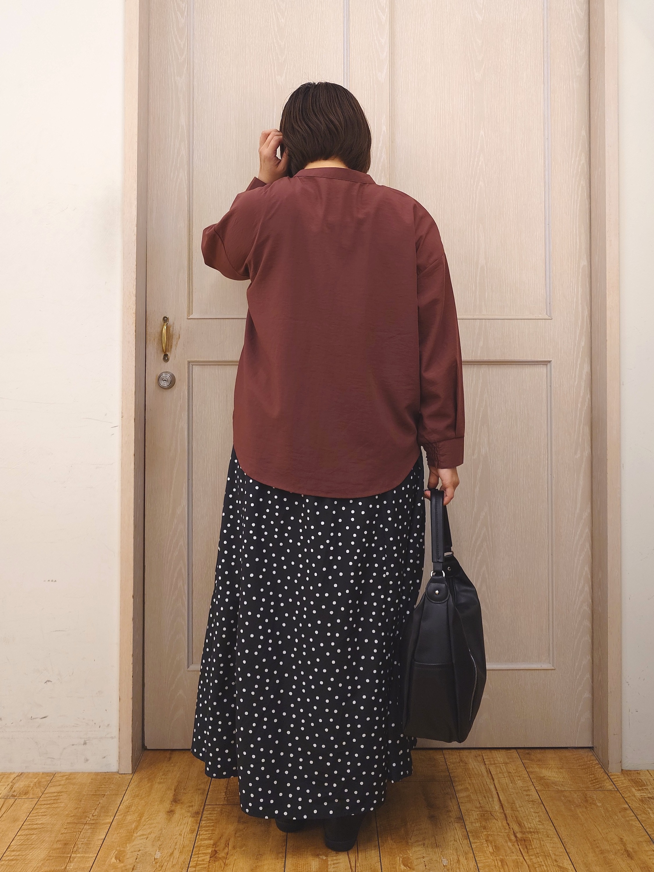 とろろさんの「SHOO･LA･RUE｜【洗濯後しわになりにくい/S-LL】こなれ見え ゆるっと キーネック金ボタンポケットシャツ」を使ったコーディネート