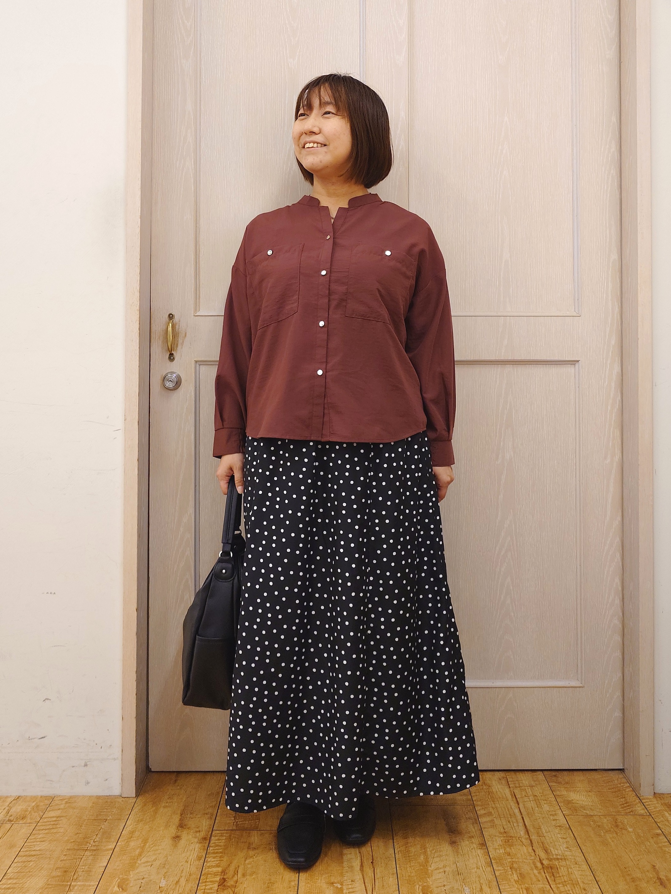 とろろさんの「SHOO･LA･RUE｜【洗濯後しわになりにくい/S-LL】こなれ見え ゆるっと キーネック金ボタンポケットシャツ」を使ったコーディネート