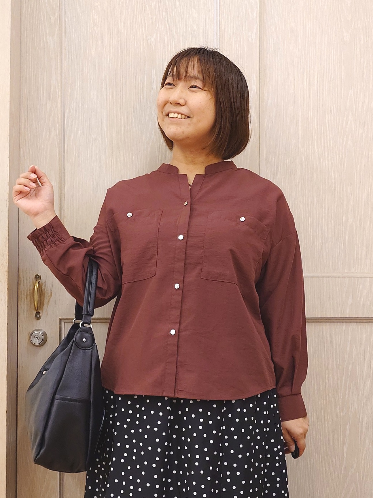 とろろさんの「SHOO･LA･RUE｜【洗濯後しわになりにくい/S-LL】こなれ見え ゆるっと キーネック金ボタンポケットシャツ」を使ったコーディネート