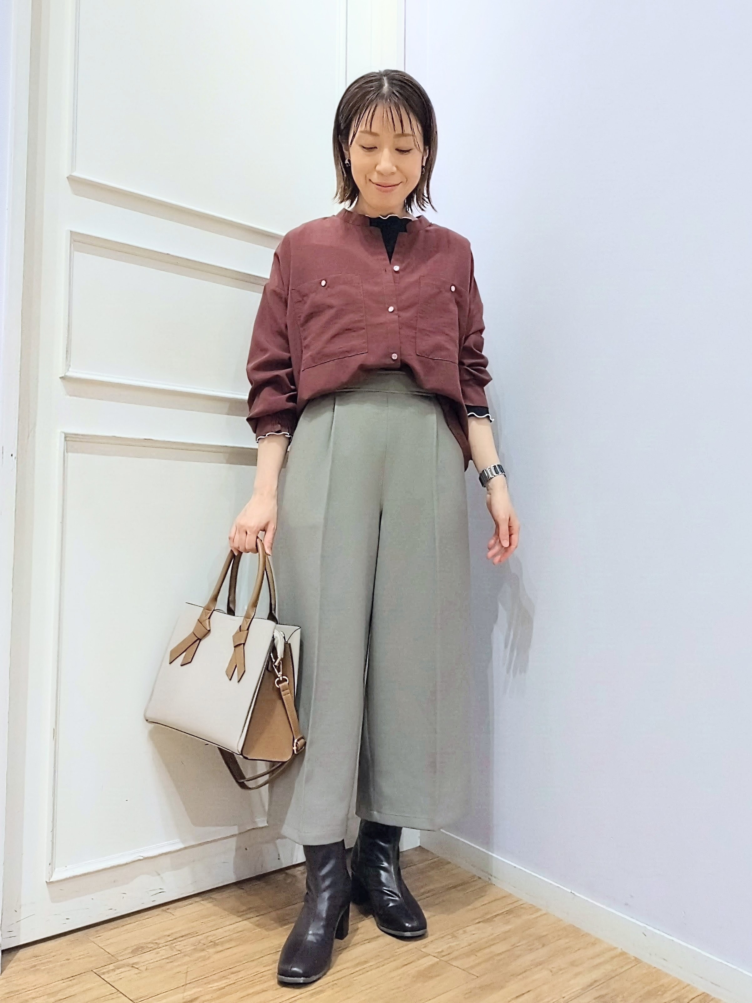 miomioさんの「SHOO･LA･RUE｜【洗濯後しわになりにくい/S-LL】こなれ見え ゆるっと キーネック金ボタンポケットシャツ」を使ったコーディネート