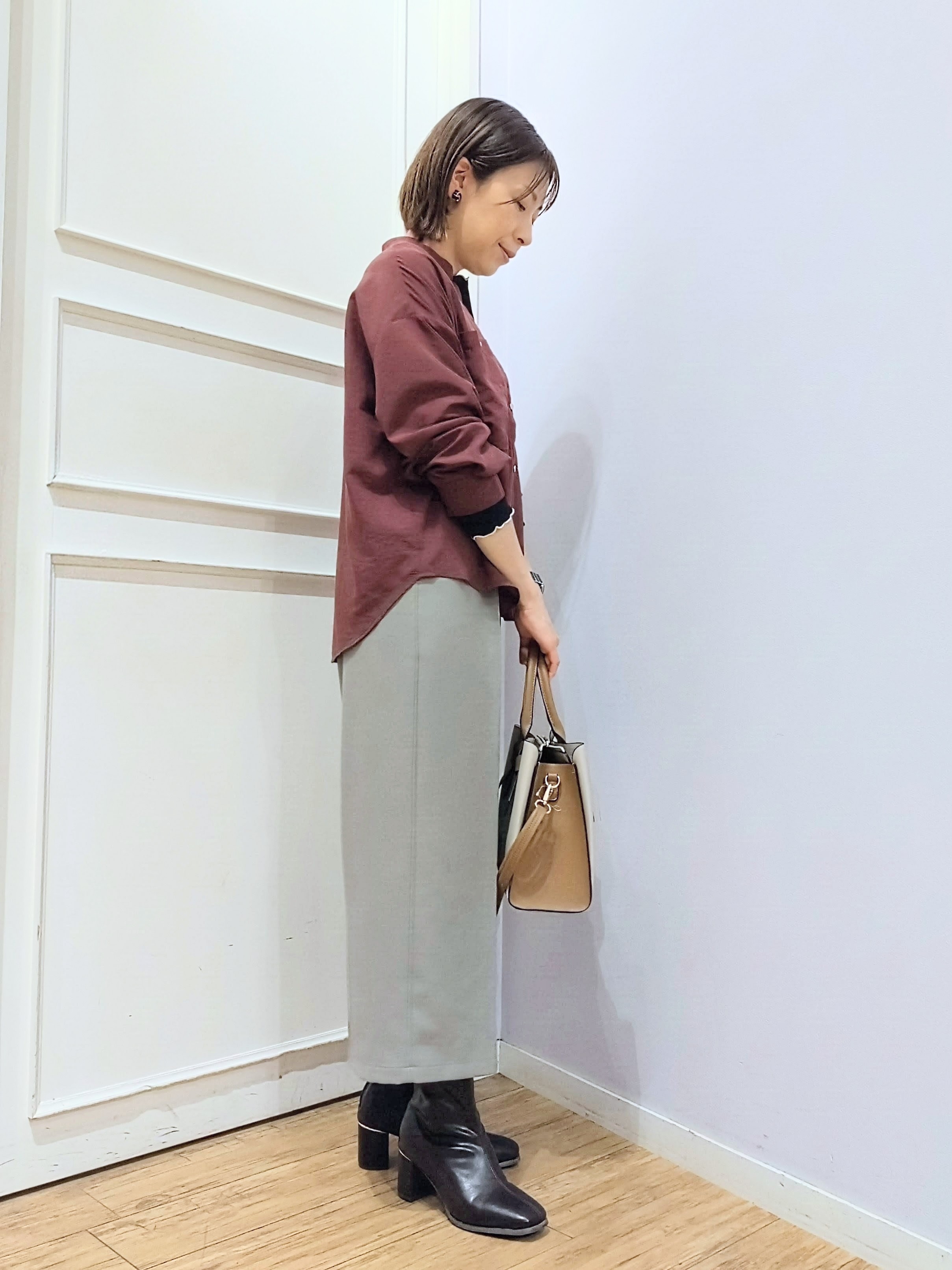 miomioさんの「SHOO･LA･RUE｜【洗濯後しわになりにくい/S-LL】こなれ見え ゆるっと キーネック金ボタンポケットシャツ」を使ったコーディネート