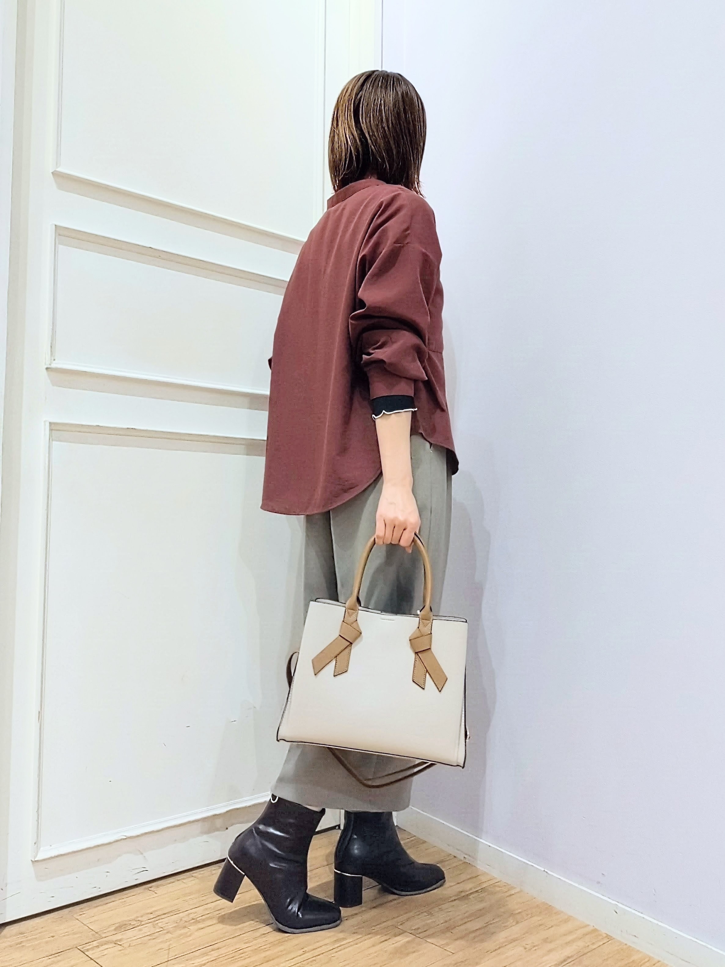 miomioさんの「SHOO･LA･RUE｜【洗濯後しわになりにくい/S-LL】こなれ見え ゆるっと キーネック金ボタンポケットシャツ」を使ったコーディネート