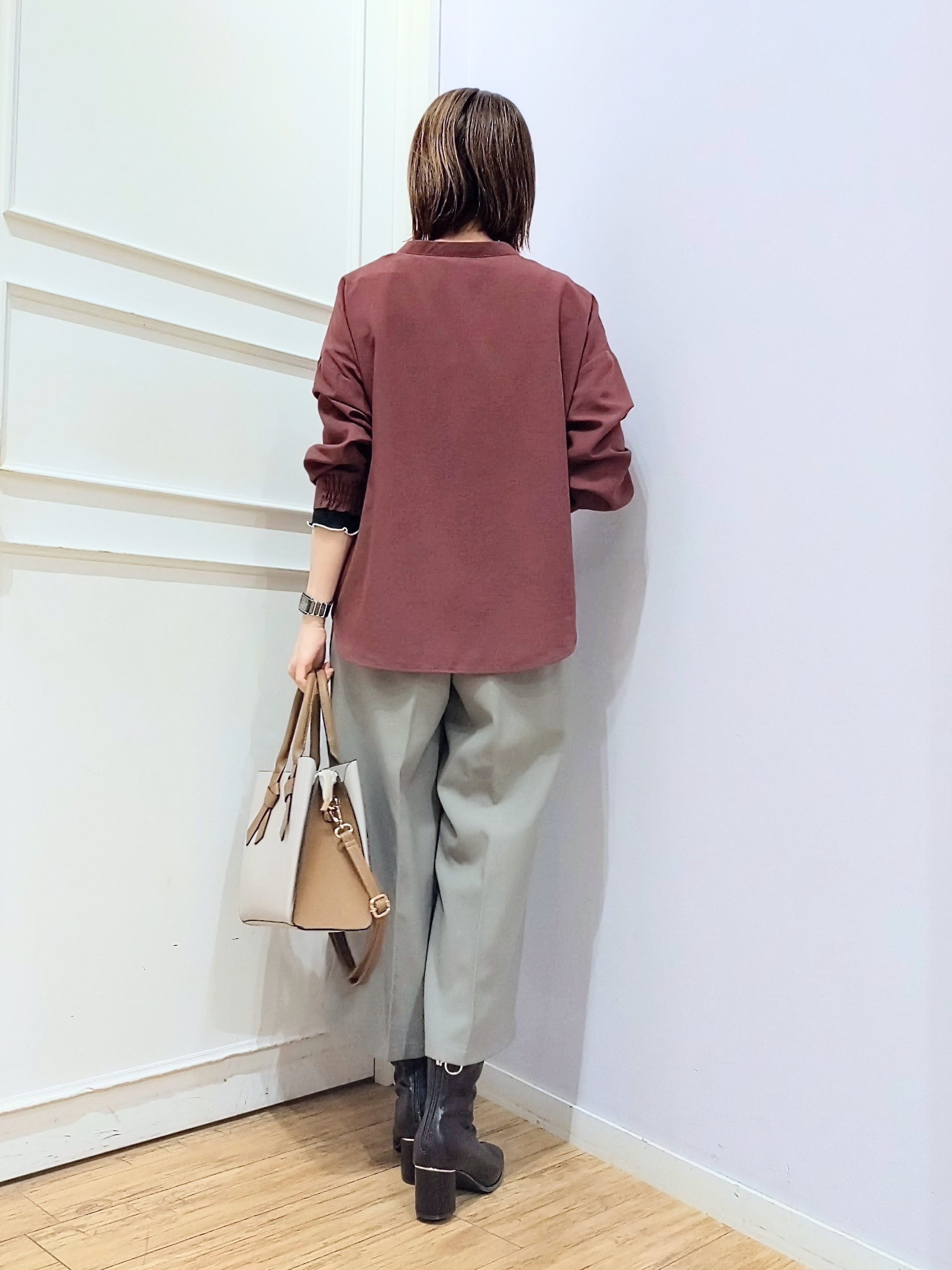 miomioさんの「SHOO･LA･RUE｜【洗濯後しわになりにくい/S-LL】こなれ見え ゆるっと キーネック金ボタンポケットシャツ」を使ったコーディネート
