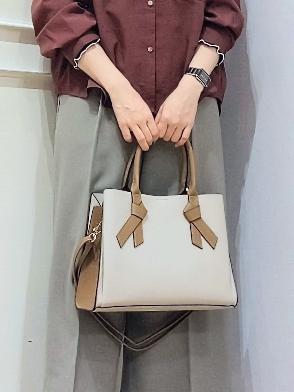 miomioさんの「SHOO･LA･RUE｜【洗濯後しわになりにくい/S-LL】こなれ見え ゆるっと キーネック金ボタンポケットシャツ」を使ったコーディネート