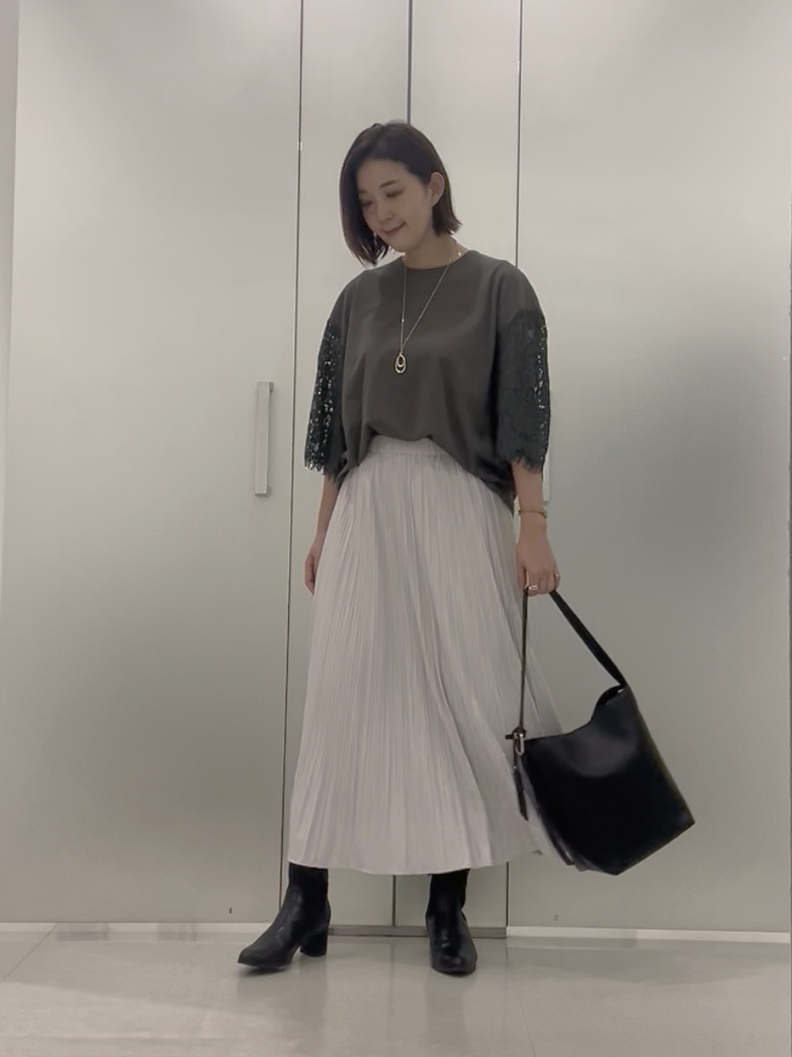 まどかさんの「UNTITLED｜【秋映え/甘めTシャツ】袖レースプルオーバー」を使ったコーディネート