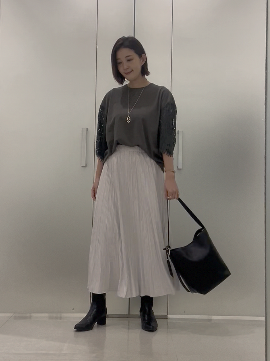 まどかさんの「UNTITLED｜【秋映え/甘めTシャツ】袖レースプルオーバー」を使ったコーディネート