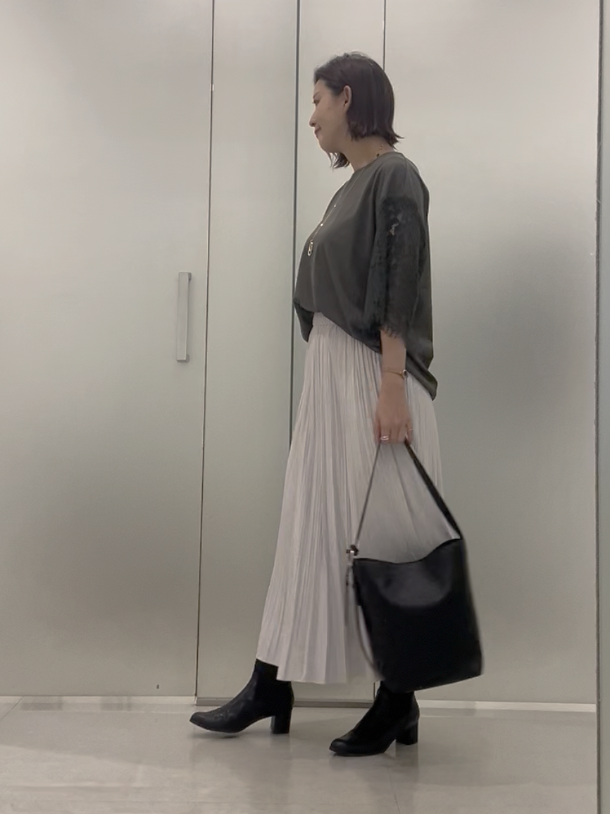 まどかさんの「UNTITLED｜【秋映え/甘めTシャツ】袖レースプルオーバー」を使ったコーディネート