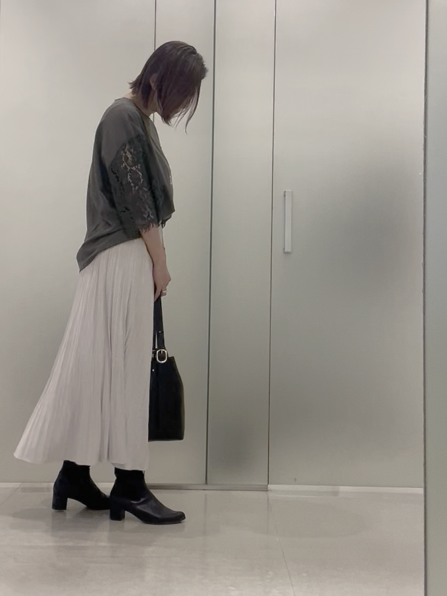 まどかさんの「UNTITLED｜【秋映え/甘めTシャツ】袖レースプルオーバー」を使ったコーディネート