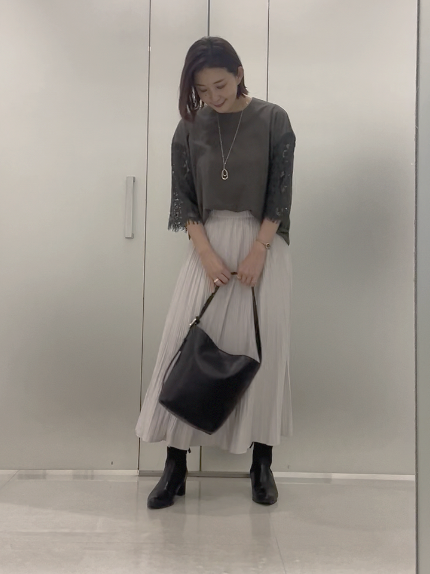 まどかさんの「UNTITLED｜【秋映え/甘めTシャツ】袖レースプルオーバー」を使ったコーディネート