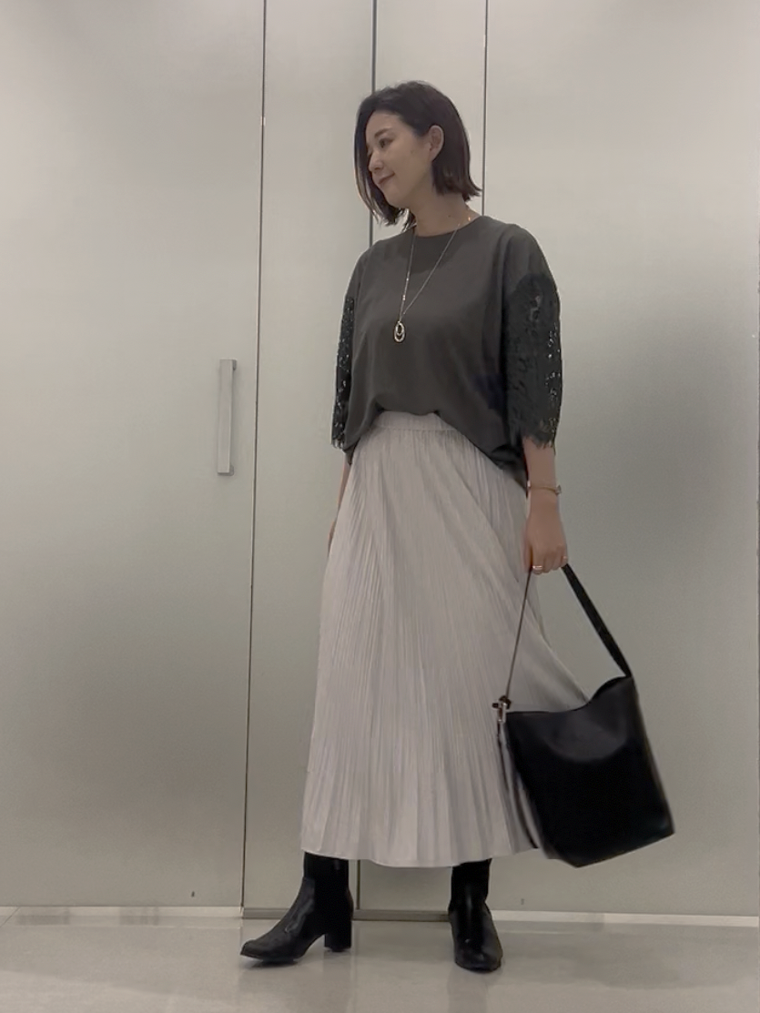 まどかさんの「UNTITLED｜【秋映え/甘めTシャツ】袖レースプルオーバー」を使ったコーディネート