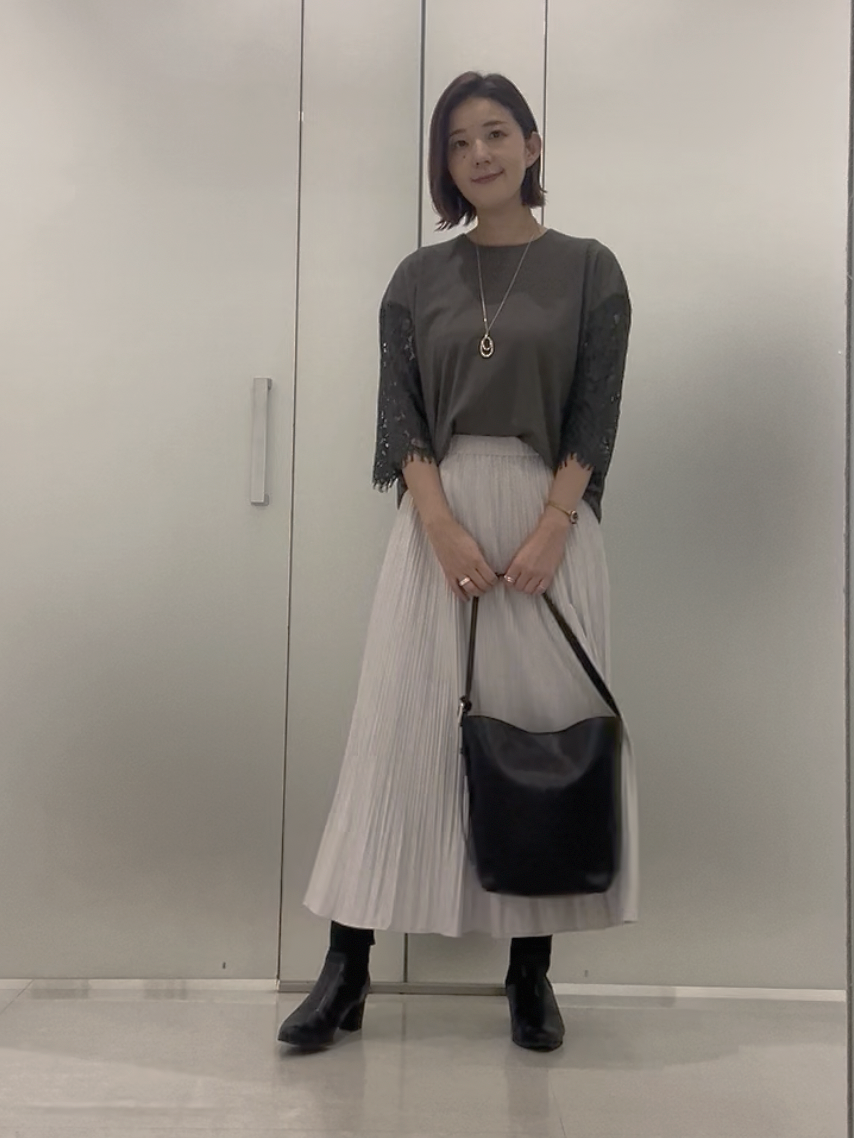 まどかさんの「UNTITLED｜【秋映え/甘めTシャツ】袖レースプルオーバー」を使ったコーディネート