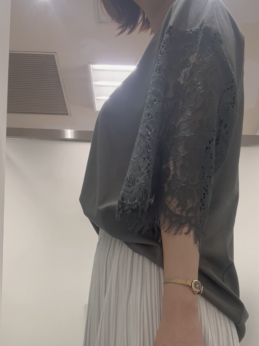 まどかさんの「UNTITLED｜【秋映え/甘めTシャツ】袖レースプルオーバー」を使ったコーディネート