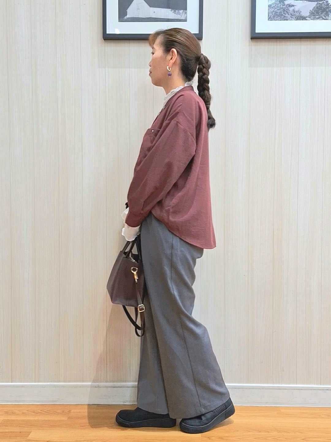 Saoさんの「SHOO･LA･RUE｜【洗濯後しわになりにくい/S-LL】こなれ見え ゆるっと キーネック金ボタンポケットシャツ」を使ったコーディネート