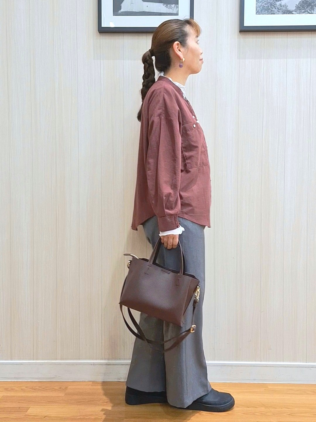 Saoさんの「SHOO･LA･RUE｜【洗濯後しわになりにくい/S-LL】こなれ見え ゆるっと キーネック金ボタンポケットシャツ」を使ったコーディネート
