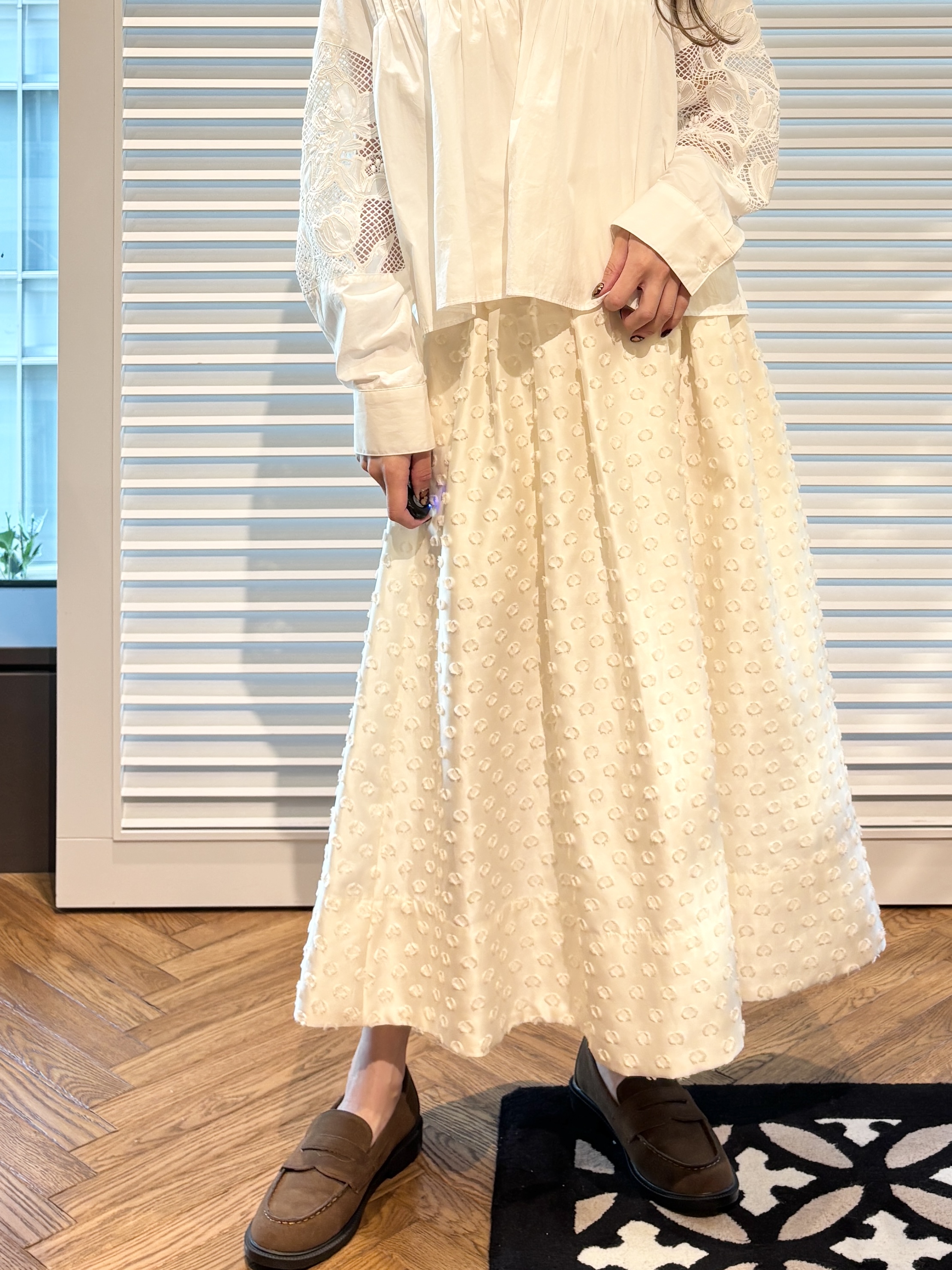 清水夏姫さんの「DRESSTERIOR｜カットジャガードボリュームスカート」を使ったコーディネート
