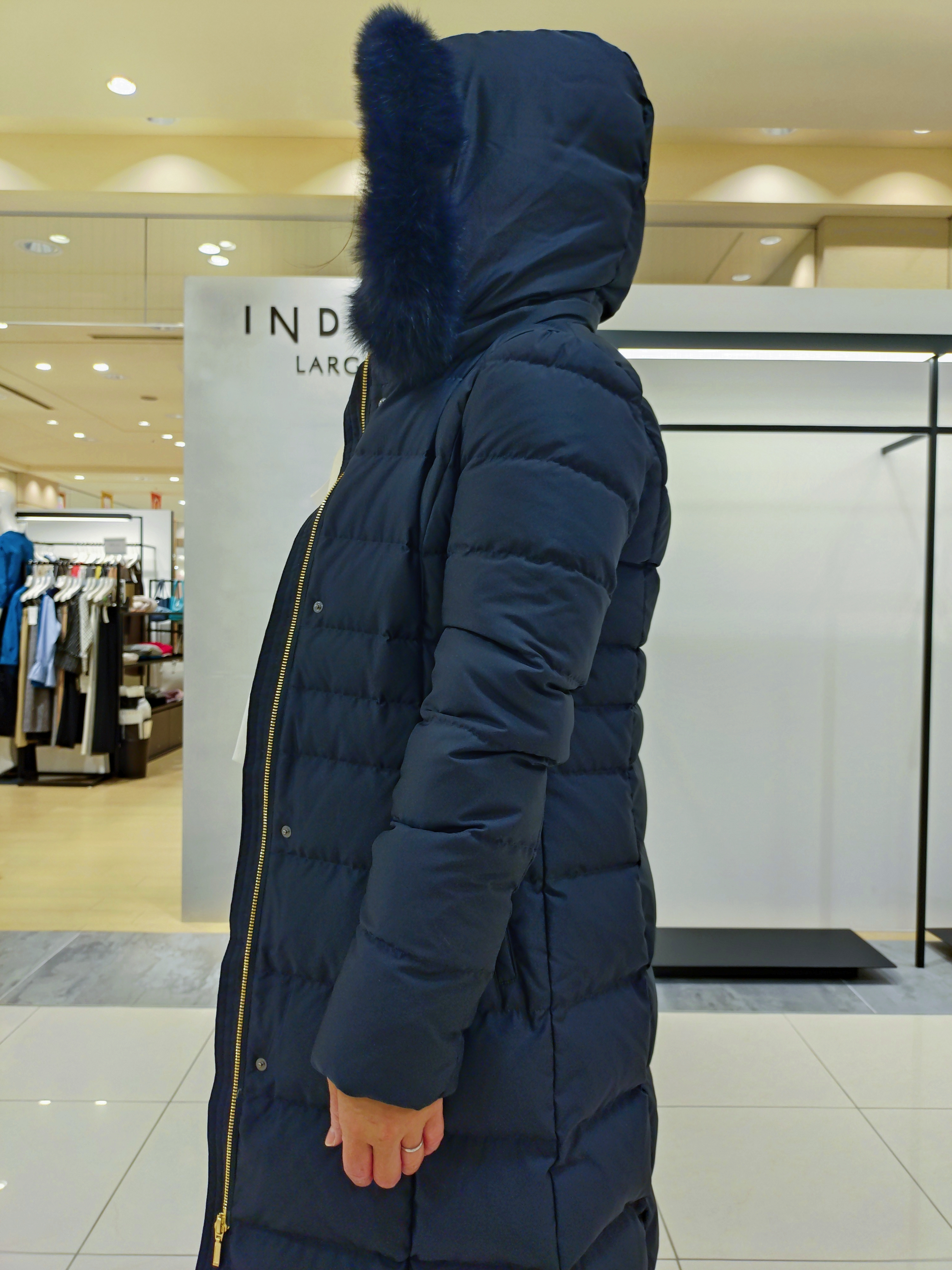 TOMOMIさんの「INDIVI｜【名品／撥水／抗菌防臭】ロング丈リサイクルダウンコート」を使ったコーディネート