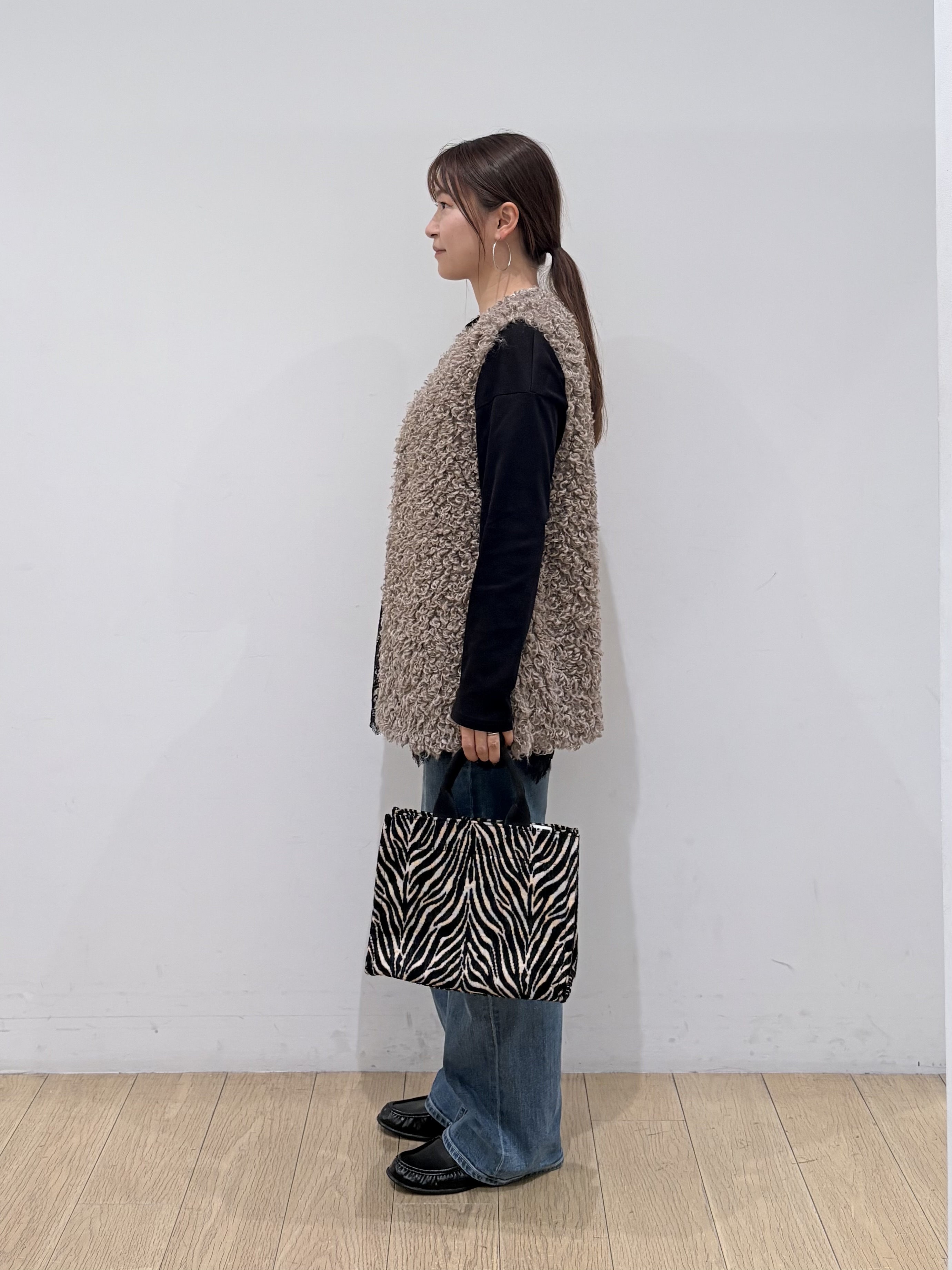 maiさんの「INDIVI｜【羽織るだけでお洒落】カールエコファー ジレ」を使ったコーディネート