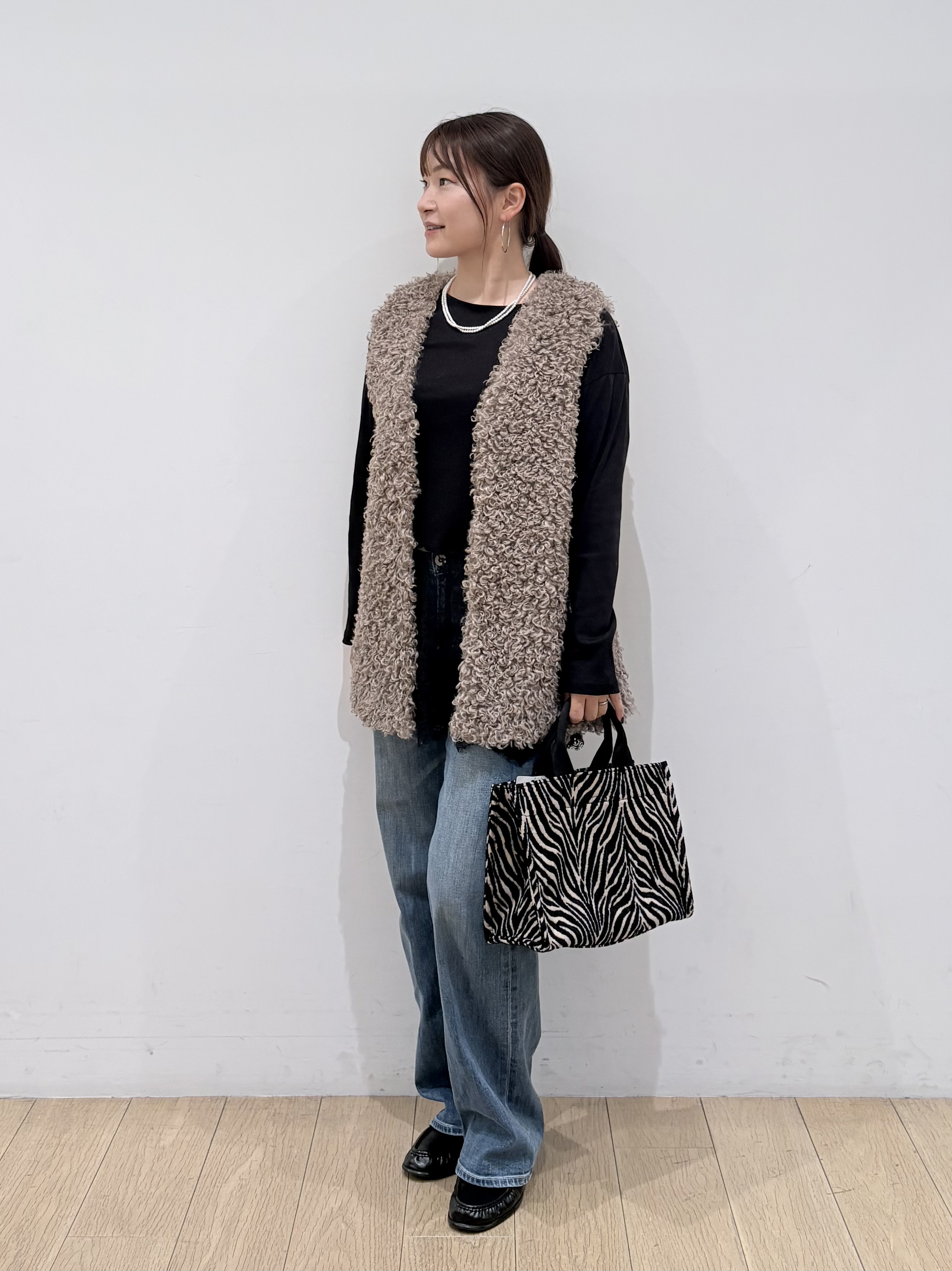maiさんの「INDIVI｜【羽織るだけでお洒落】カールエコファー ジレ」を使ったコーディネート