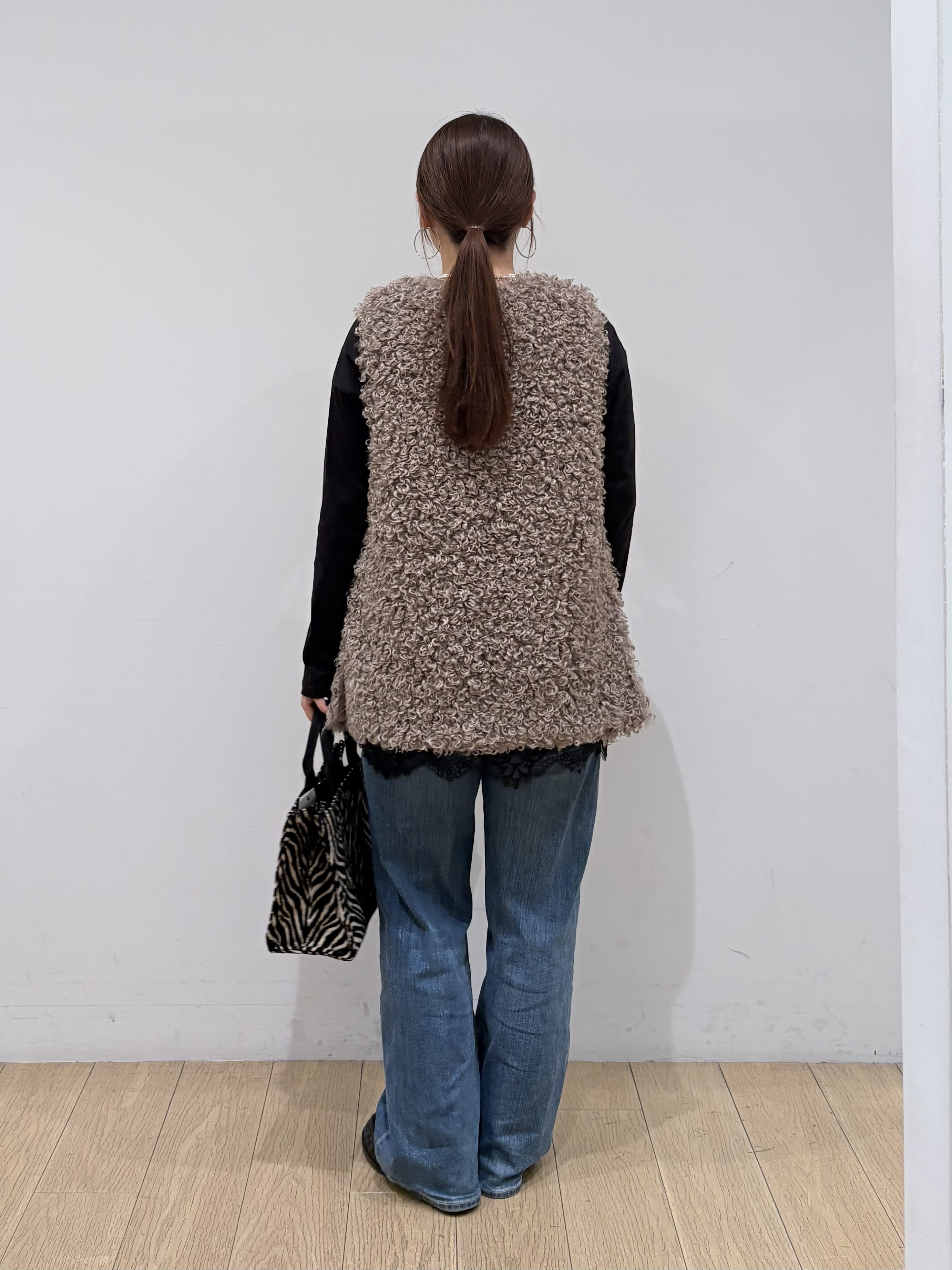 maiさんの「INDIVI｜【羽織るだけでお洒落】カールエコファー ジレ」を使ったコーディネート
